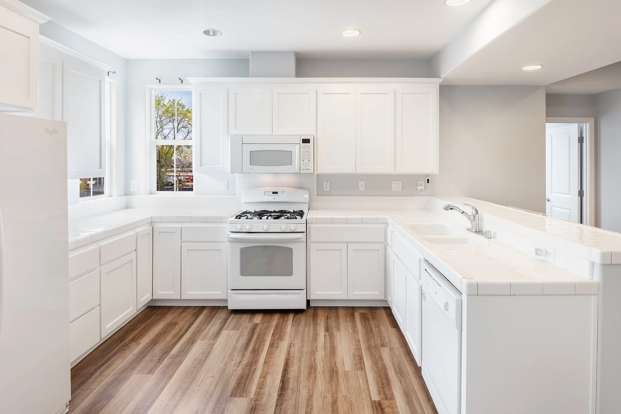 04-18440-Emerald-kitchen-mls.jpg