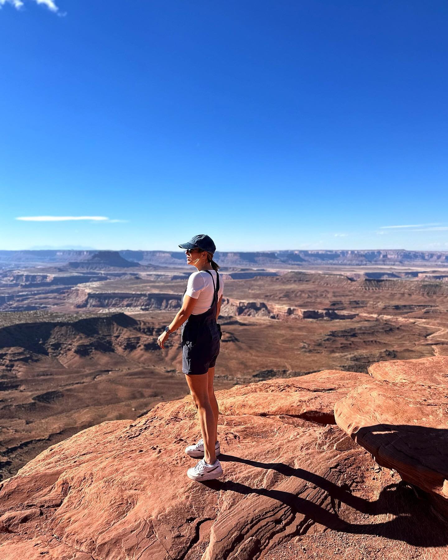 Canyonlands is one of my favorite places 💎 

📸 Grand View Point Overlook, end of trail. We saw a big horned sheep here too!
📸 Green River Overlook, ate our lunch in the car bc was so windy and I zipped my pant attachments on backwards. 
📸 Mesa Ar