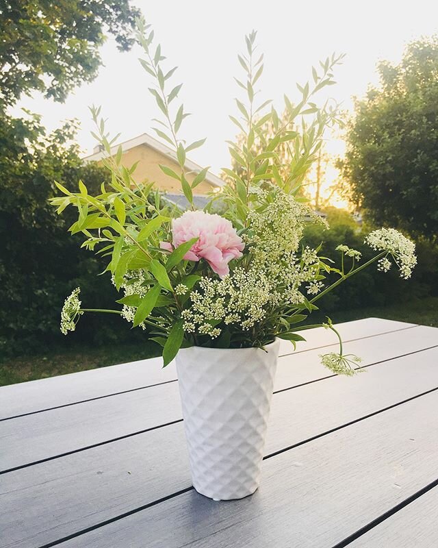 Another day, another simple bouquet. I recently read that peonies have over two-hundred petals in each bloom. That is a masterpiece, full of God&rsquo;s handiwork. I&rsquo;m happy that God chose to show His aesthetic side in so many ways, including b