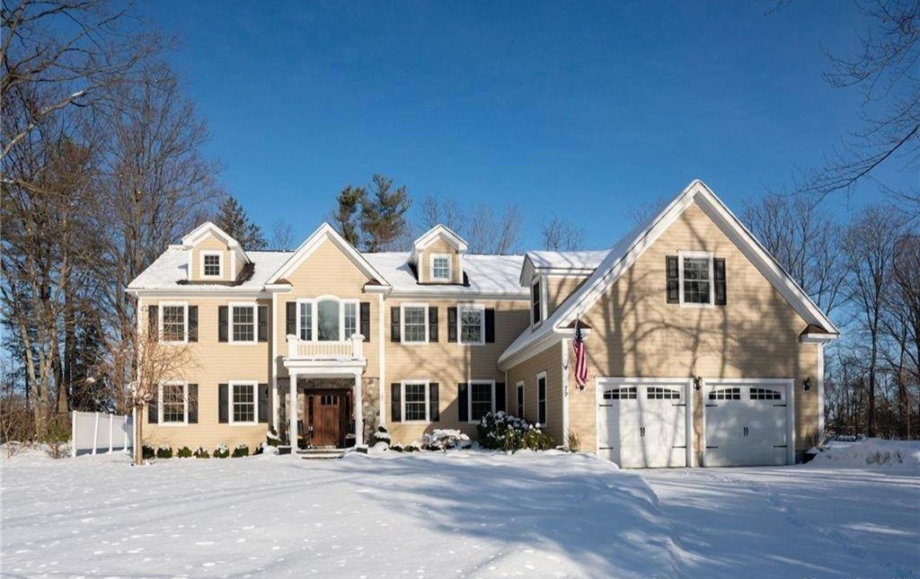 Snow-covered+colonial+house+in+connecticut.jpg