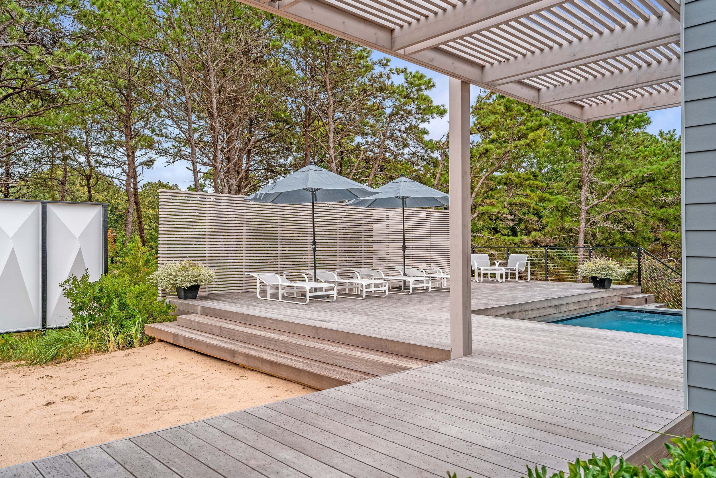 res4-resolution-4-architecture-modern-modular-prefab-amagansett-hamptons-whalers-residence-25-pool-deck.jpeg