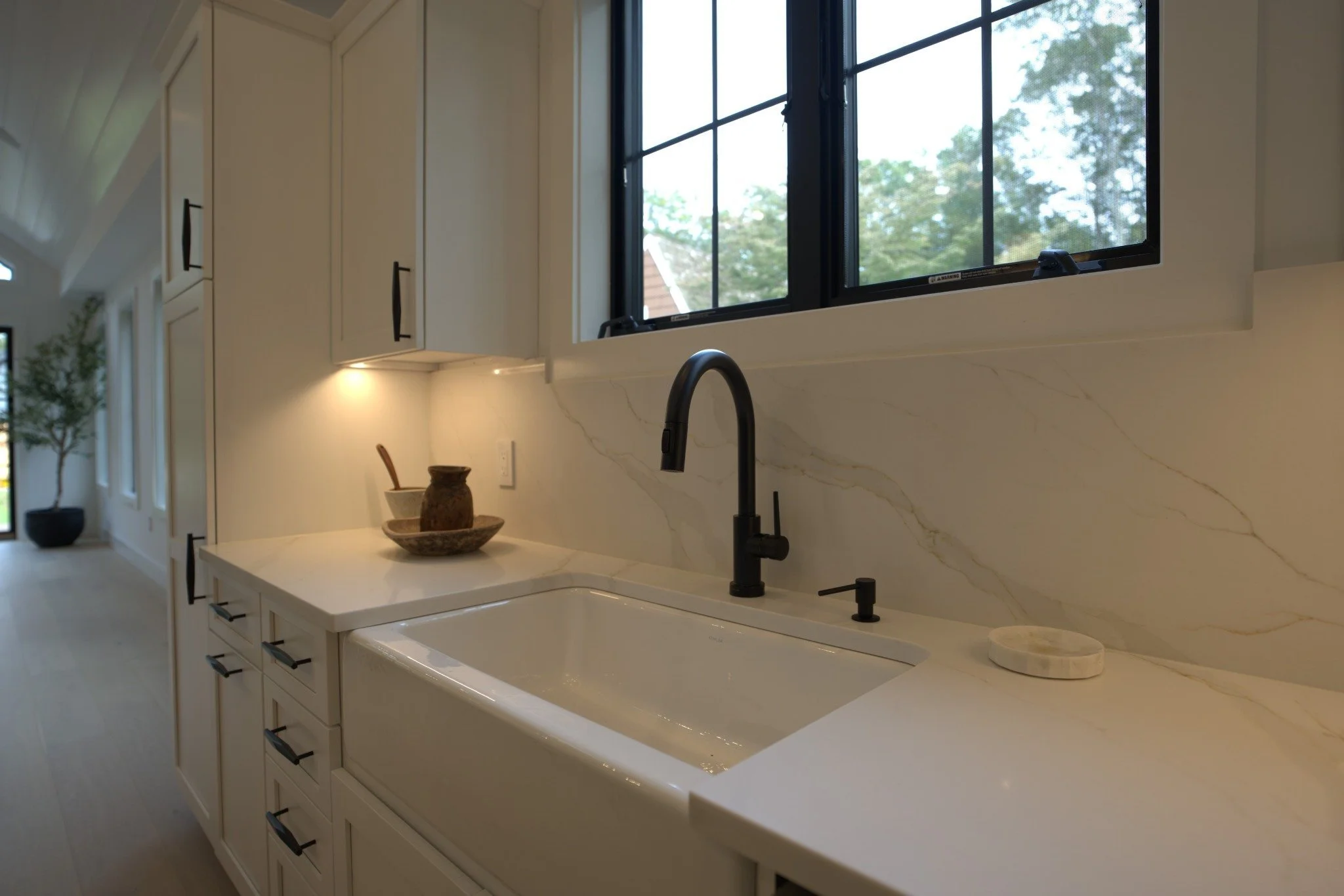 modular-kitchen-farmhouse-sink-white-cabinets-signature-building-systems.jpg