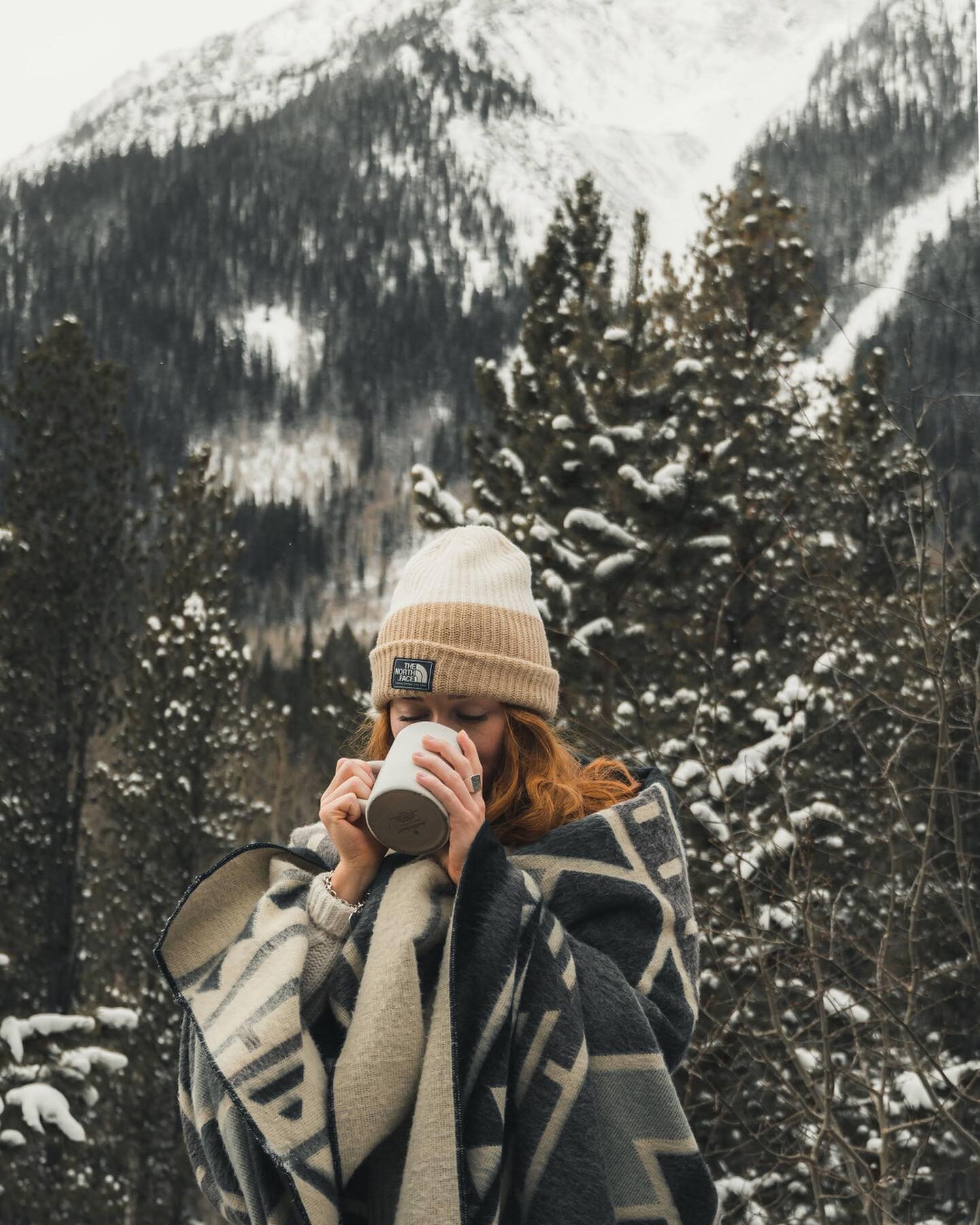 anyone else all about tea with a view? 🌿 we love @theteaspot!
⠀⠀⠀⠀⠀⠀⠀⠀⠀
#alpenglowcabin
#theteaspot
photos @mike.anthony.photography