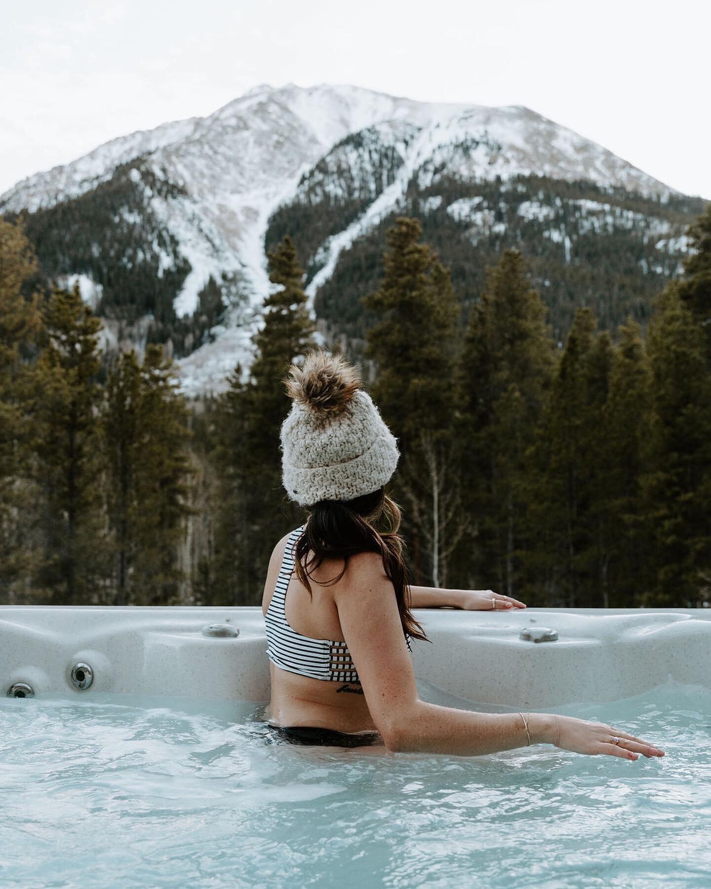 any else so happy for the weekend? ❄️ hope it&rsquo;s full of lazy mornings, laughter with friends, and quiet moments of awe and gratitude for the beauty all around us.

#alpenglowcabin
📷 @jessicaluann @thewildwithian