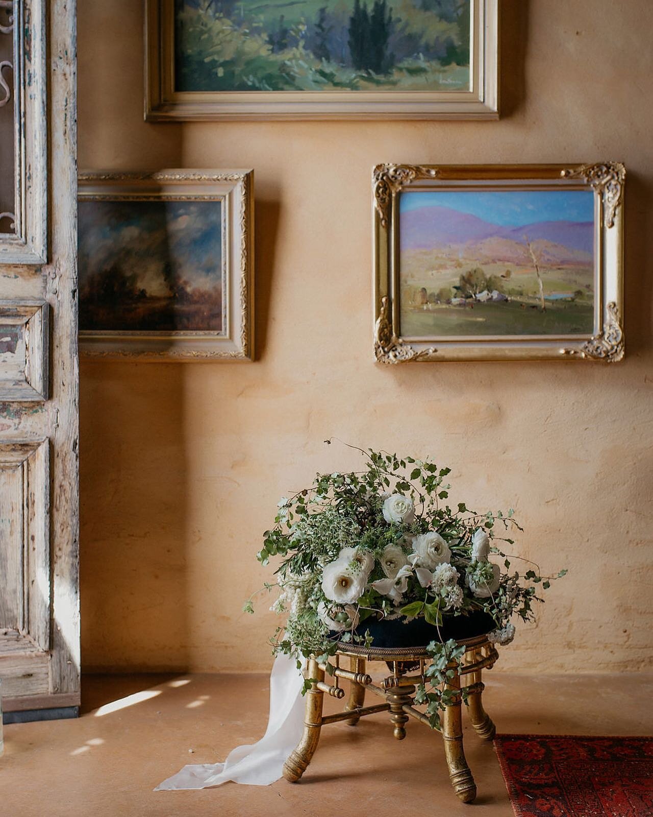 Florals and artwork, both on the walls and in the details of the location, made for such a beautiful &lsquo;work space&rsquo; on this day 🙌 
Photographer @jessicaabbyphotography capturing a &lsquo;still life&rsquo; shot of some of the (many) beautif