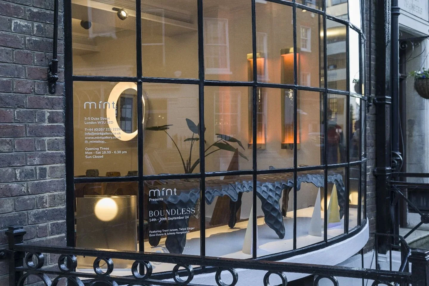 Showcasing the Typos Mirror at the 'Boundless' exhibition at Mint Gallery during London Design Festival @l_d_f_official 

Exhibition: @_mintshop_
Videographer: juananeguiguren.com
Photographer: ingeclemente.com

#mintgallery #londondesignfestival #ld