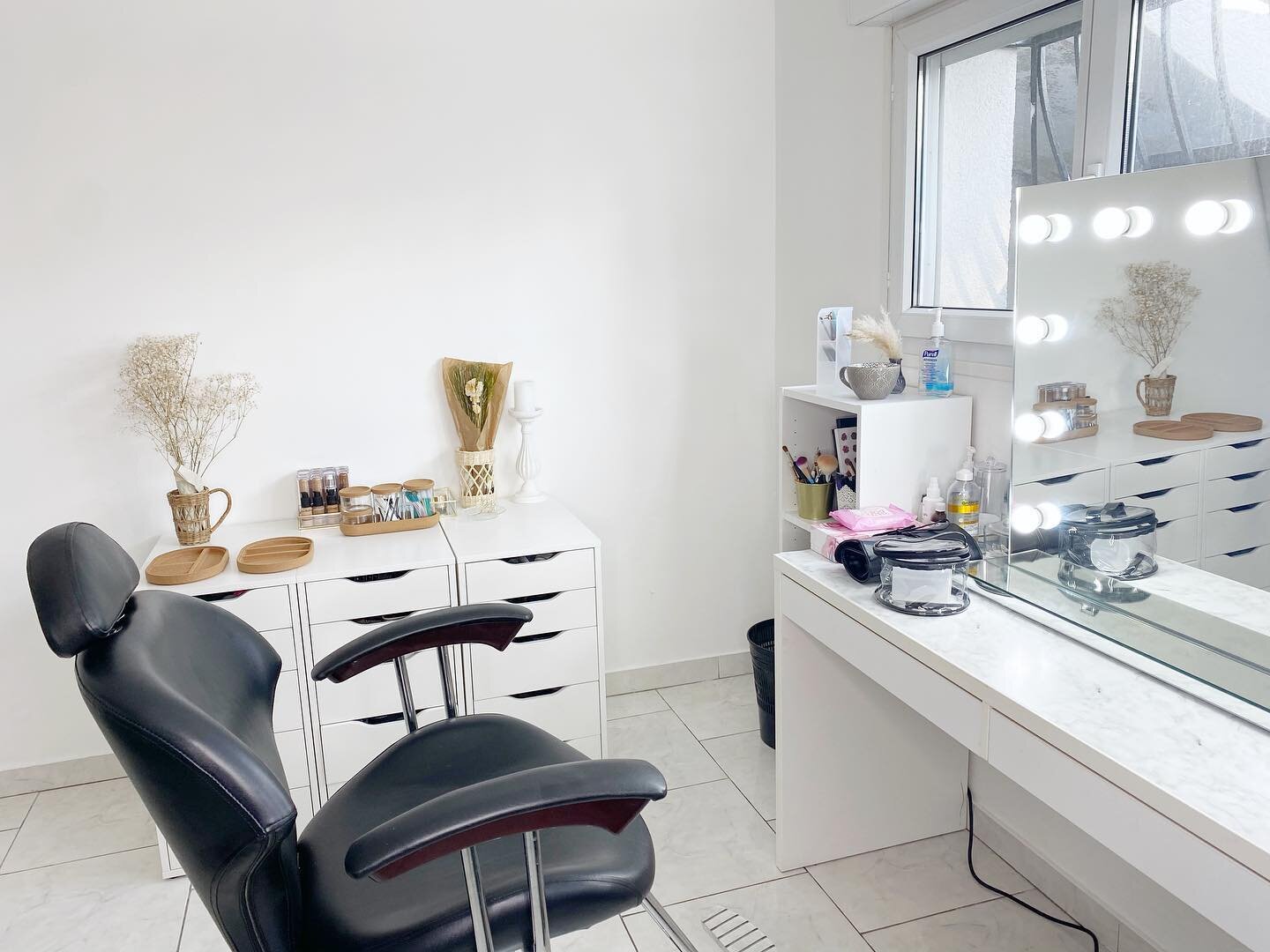 Je voudrais apporter tout mon soutien &agrave; toutes les mari&eacute;es dans l&rsquo;angoisse depuis Mars dernier. La situation actuelle est vraiment compliqu&eacute;e, on partage avec vous toutes cette angoisse.
Pour ma part, le studio reste ouvert