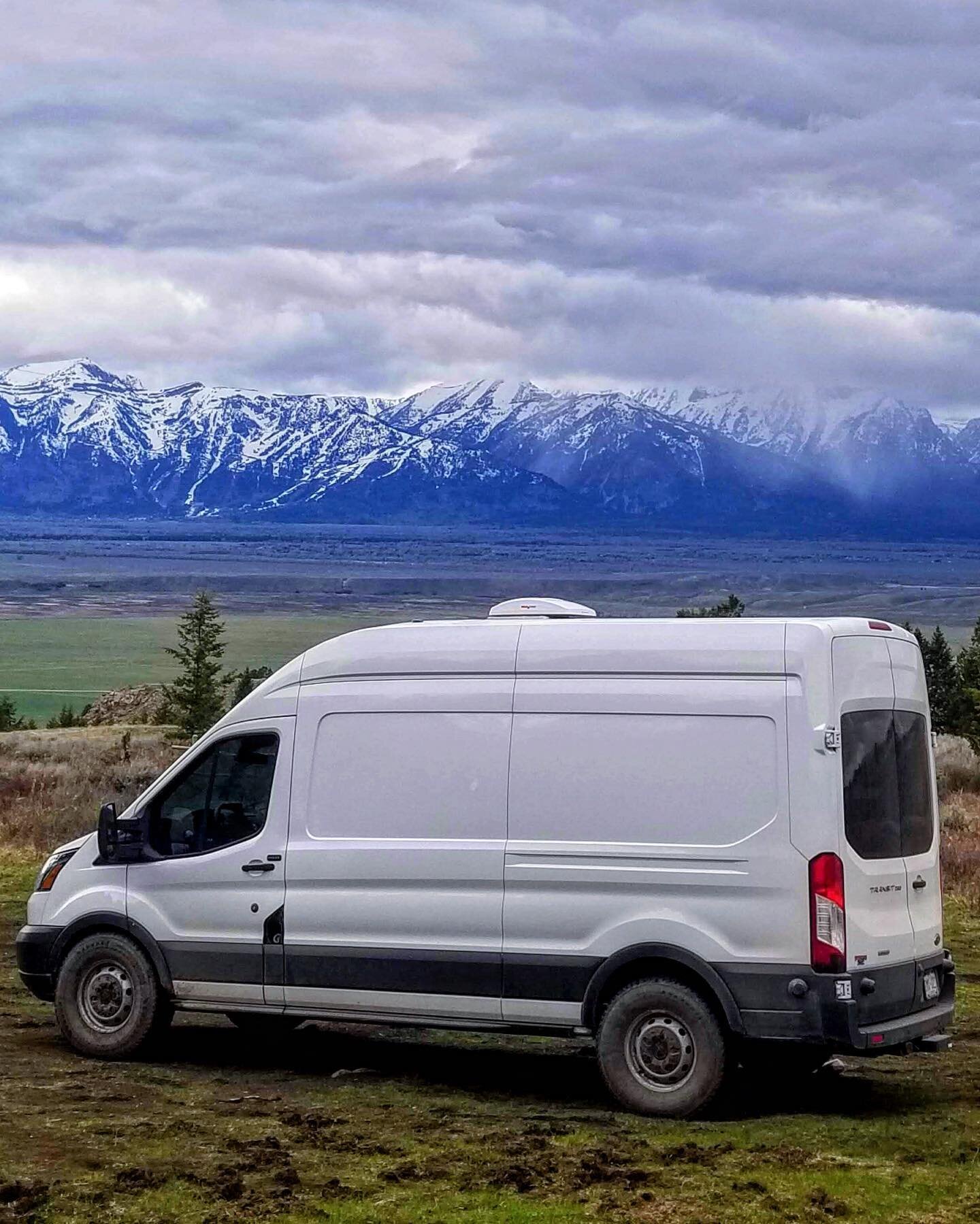 You know what else is spooky about October, our first snowfall and taste of the winter to come❄️
.
.
.
.
.
#vanlifeisthegoodlife #vanlifemoments  #homeiswhereyouparkit #vanlifediaries #vanlifedistrict #campervanconversion #vanlifemovement #vanlifeexp
