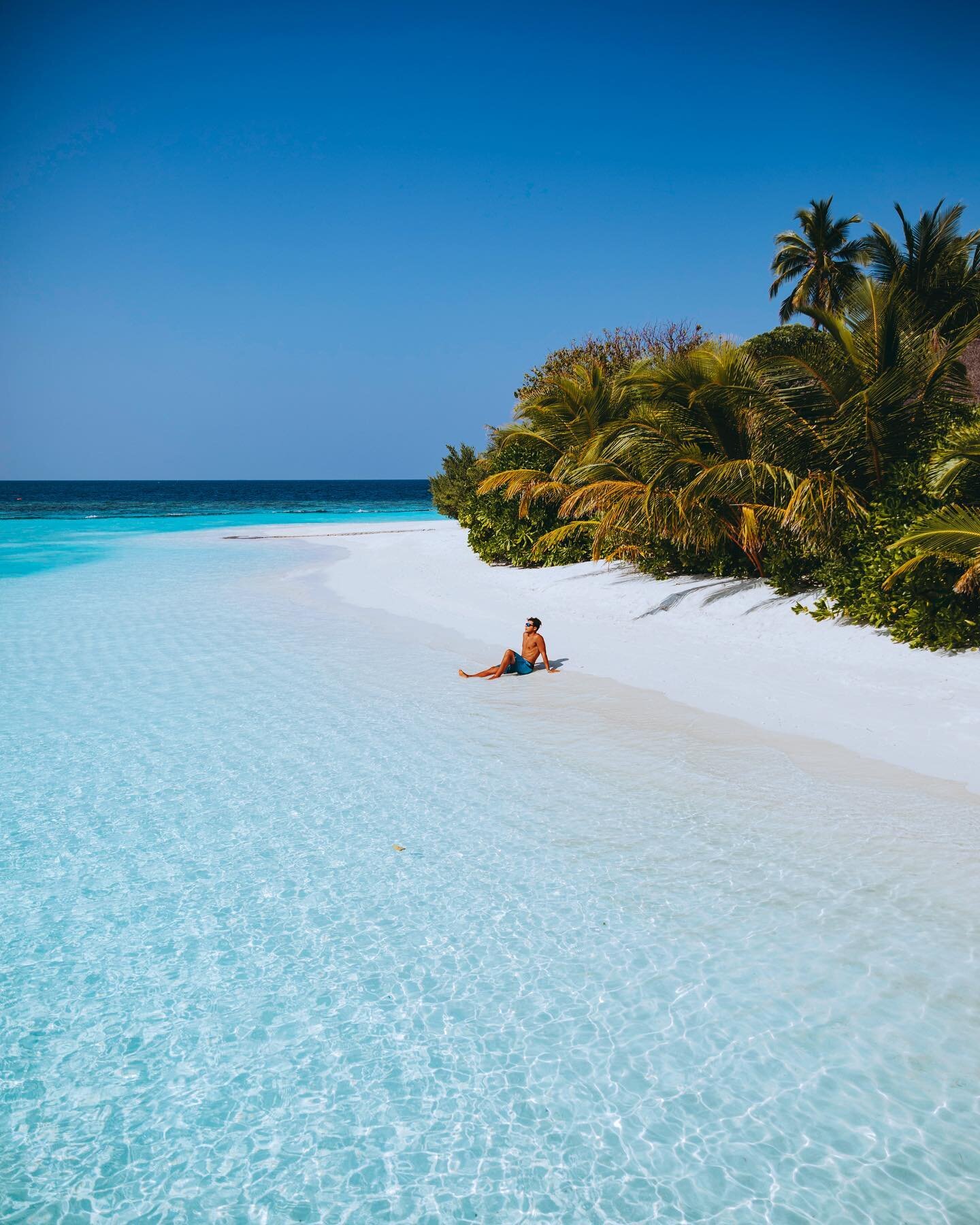 Breathing in the fresh ocean air, feeling the soft sand between my toes, and gazing out at the endless blue horizon. The Maldives is where my soul finds its peace&hellip;🏝️ 

#islandvibes #traveltheworld #maldives #oceanview #beachlife