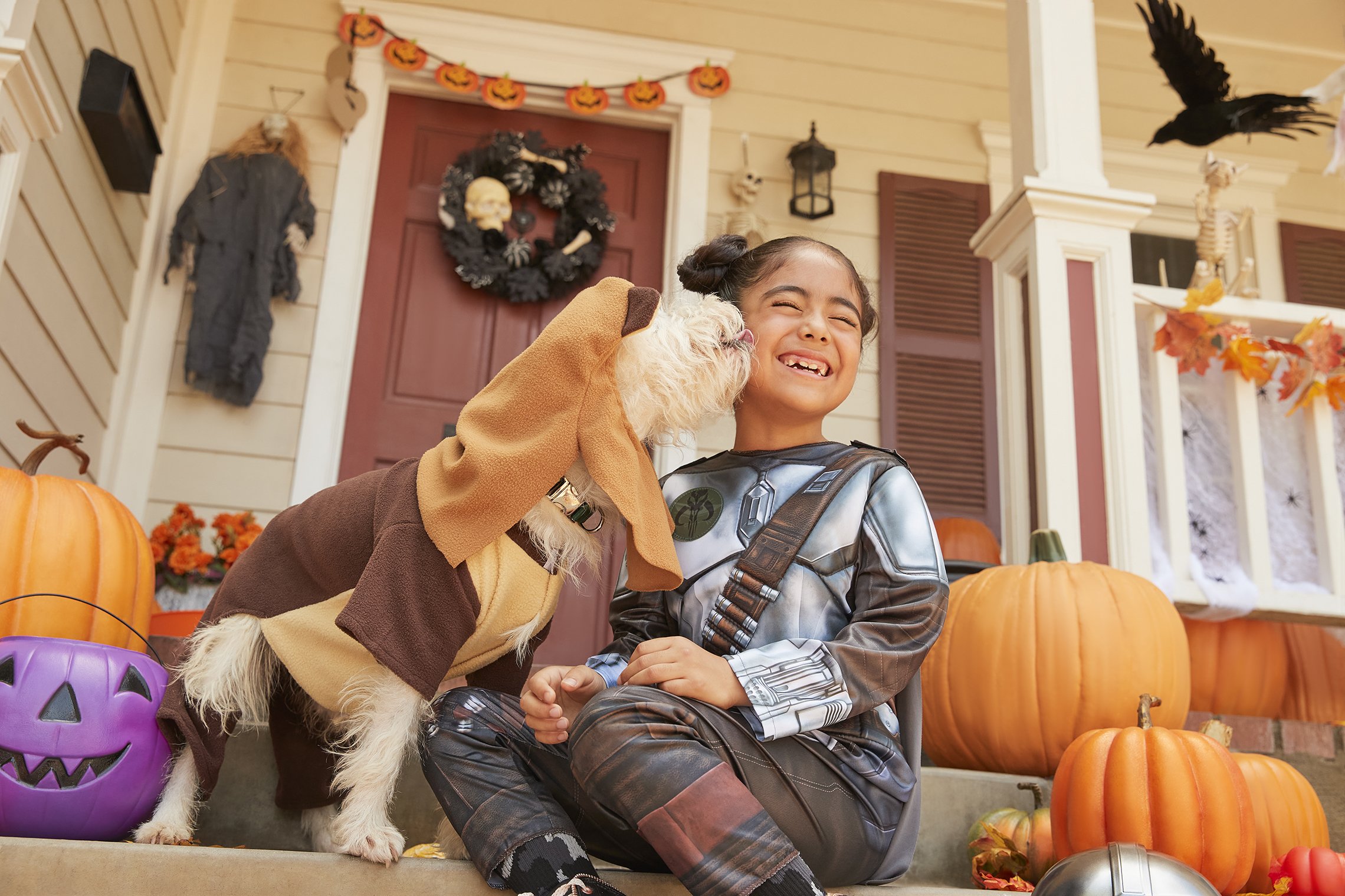 919504-HWN-Kid-and-Pet-in-Costume-SSNL-Star-Wars-Mandalorian-0204-SELECT.jpg