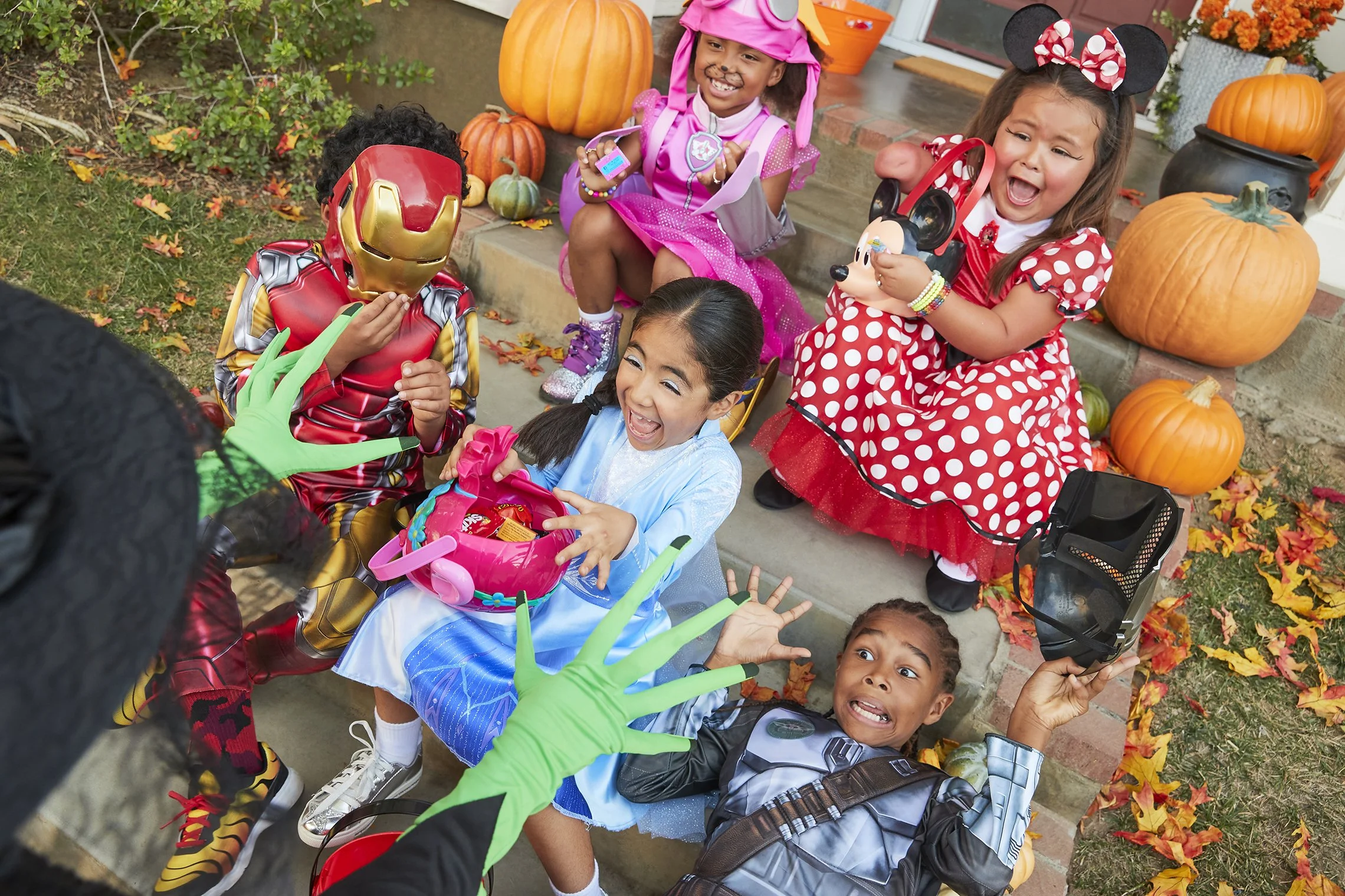 919504-HWN-Kids-Costumes-and-Trick-or-Treat-Buckets-SSNL-Red-Ranger-Costume-0597-SELECT.jpg