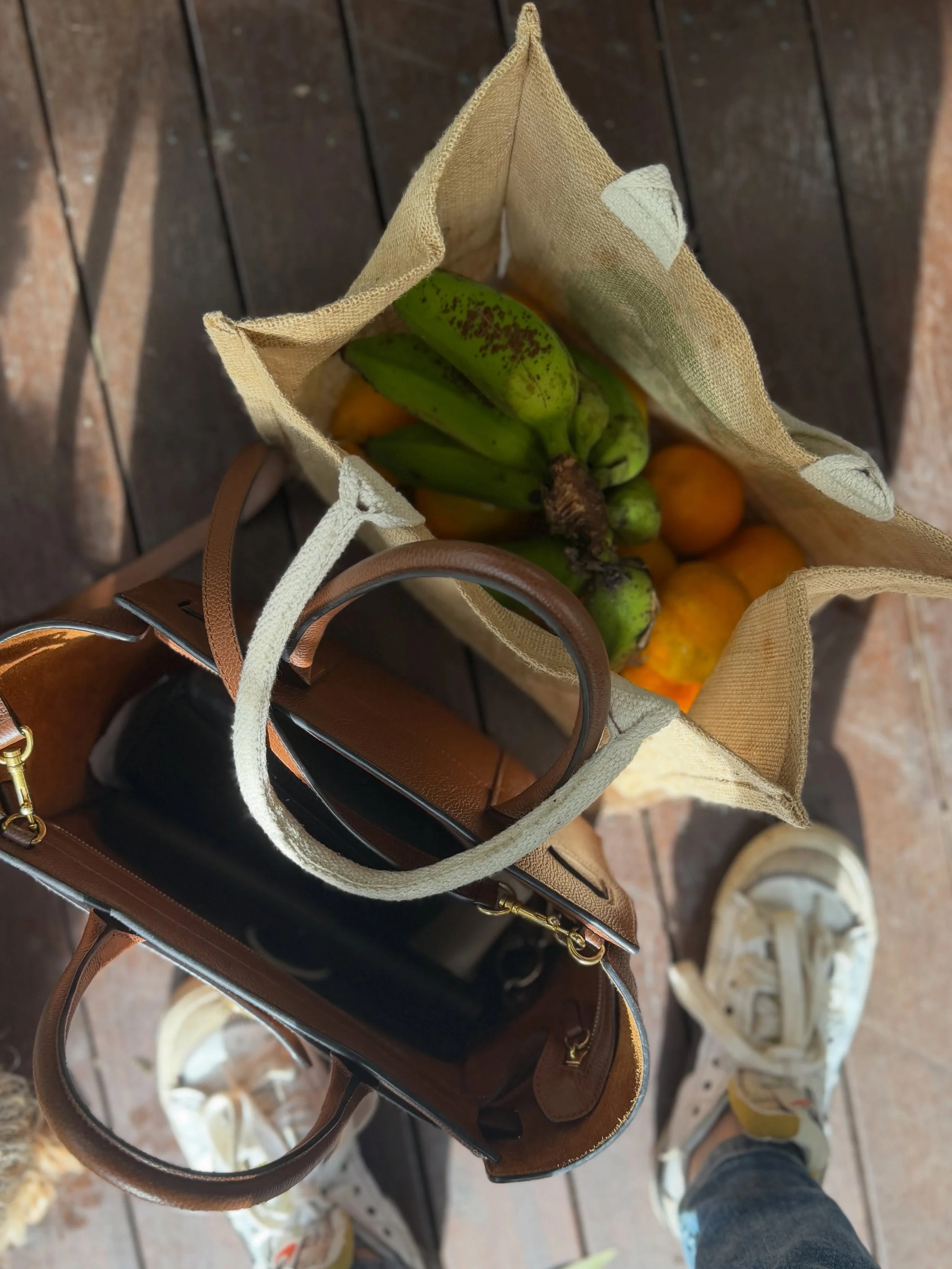 I&rsquo;ve become one of those people who brings a bag of things picked from the garden everywhere I go&hellip;

This is who I am now.

Garden bag lady era: activated.