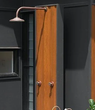 //RINSE OFF// Hand made Australian copper @brooklyncopper shower head + fire hydrant style wall taps add the perfect earthy, rustic touch to an outdoor shower space. This rain style shower is voted the favourite shower by the whole family. Transports you to another place!⁠
⁠
📸 @mindicooke⁠
.⁠
.⁠
.⁠
⁠
⁠
#outdoorshower #outsideshower #brooklyncopper #bathroominspo #fancyshower #coppershower #copper #australianmade #australiandesign #outdoorshowerdesign #exteriordesign #outdoorshowerinspo #outdoorshowerideas #copperoutside #brisbanedesigner #brisbaneliving #brisbanedesign #showeroutside #outdoorshowergoals #outdoorshowering #outdoorshowerseason #summertime