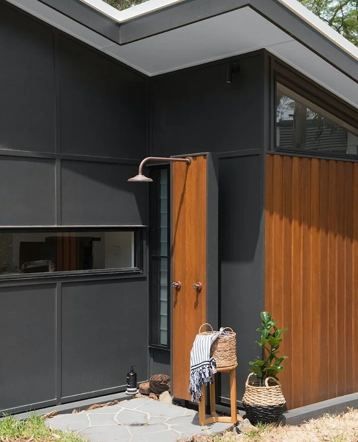 //ALL THE DETAILS// I love this little corner, showing off all the detailing of the exterior of the pool house + the perfect outdoor shower space.⁠
⁠
📸 @mindicooke⁠
⁠
⁠
#midcenturymoderndesign #midcenturymodernhome #midcenturymodernstyle #modernist #midcenturymodernarchitecture #midcenturymodernliving  #brisbanearchitecture  #brisbanehome #brucemasonarchitect #brisbaneinteriordecorator #crazypaving #landscapedesign #outdoorshower #brisbanestyle #architecturaldetails #poolhouse #poolhousedesign #exteriordesign #blackwindows #timberdetails #timberaccents #brooklyncopper