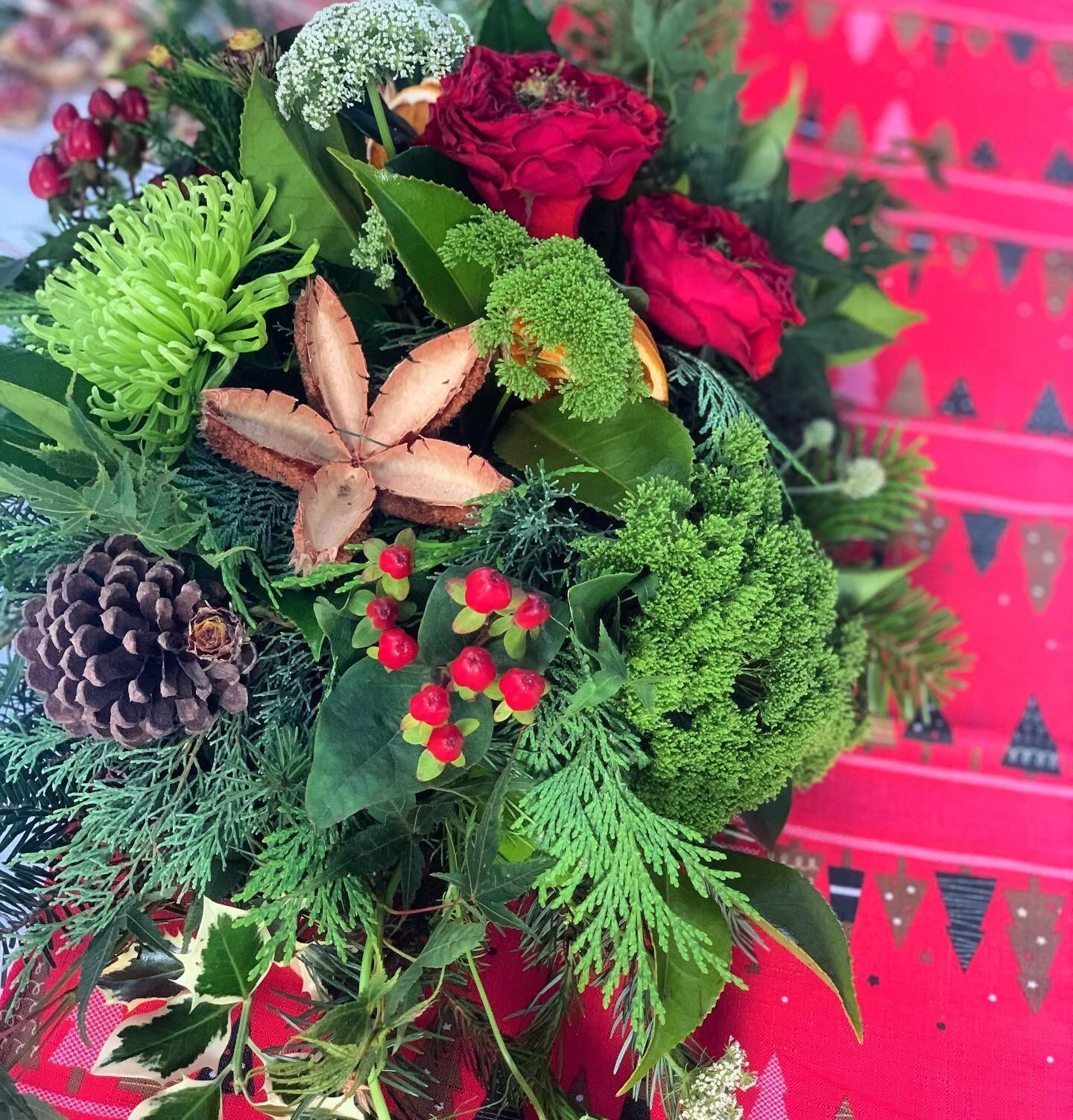 Festive table centrepiece by the talented gals @kenmorevillageflorist There are sticks of cinnamon &amp; orange too. So gorgeous 🥰❤️🎄Love my festive flowers &amp; table settings 

⭐️ DESIGNER TIP ⭐️ decide on a colour theme &amp; pinch clippings from the garden to lay down the centre &amp;/or group in varying sized vases &amp; then add a little sparkle with a few beautiful baubles or decorations from the tree &amp; some battery operated fairy lights🌲 
#christmasdecor #christmastable #christmastablescape #christmasinspo #christmas #christmasdecorating #christmastips