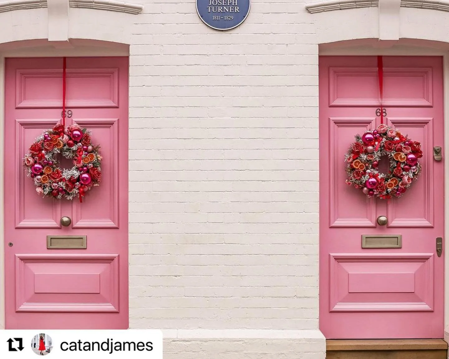 Hannah &amp; Co. Design is winding down for 2020 for a break with family &amp; friends.  As you all know I looove a pink door so here are some of the prettiest doors you&rsquo;ll lay eyes on. Thanks @catandjames
Merry Christmas 🎄 to you all 🤗 💕 
#christmaswreath #christmas #pinkdoor #frontdoorinspo #merrychristmas2020 #londonchristmas