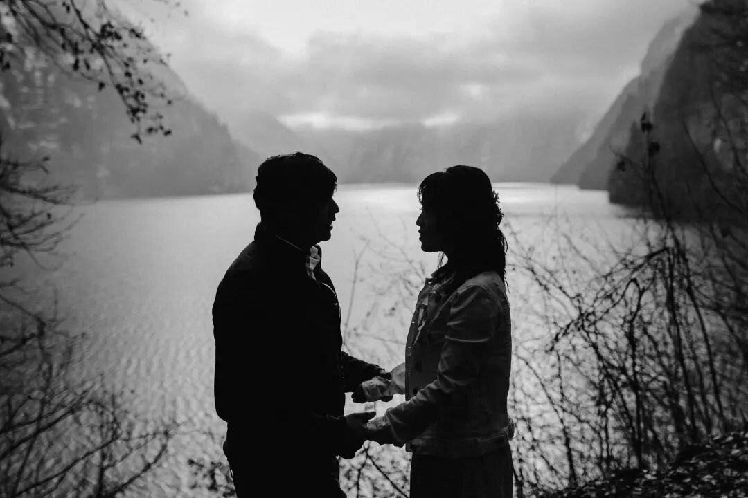 Schattenspiel 🖤
.
.
.
#bw #sw #monochrome #paarfotos #verlobt #engagementshooting #bergliebe #couplegoals #seeliebe #salzburg #salzburgerland #berchtesgadenerland #hochzeit2022 #mountaincouple #travelcouple #mountainlovers #elopement #austriaelopeme