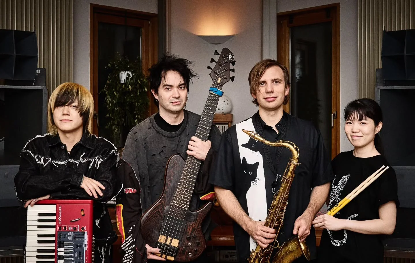 4/29にユニバーサルミュージックから発売するアルバム、【SLAK】のジャケット写真を公開！

※今回の音源には、先行シングル1曲目のBeefy Jerkを使用しています。
みなさんもぜひ使ってみてください✨