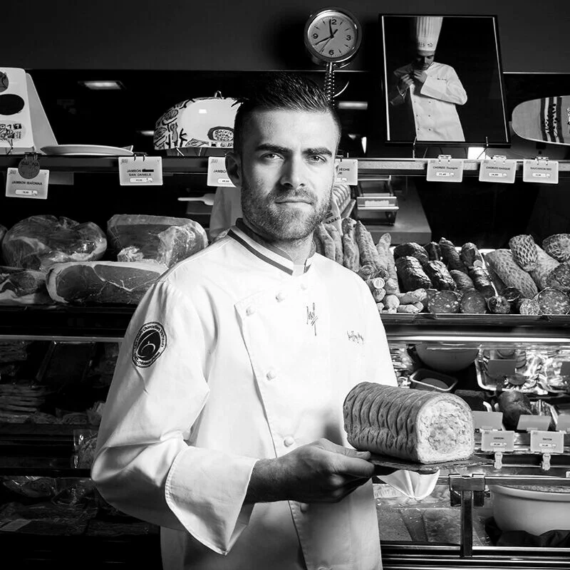 Jauffrey continue la tradition familiale L’aventure familiale continue avec Jauffrey, fils de Joël Mauvigney, qui rejoint l'entreprise en 2010. En 2013, il est élu meilleur chef charcutier traiteur. En février 2015, pourtant très jeune, il devien