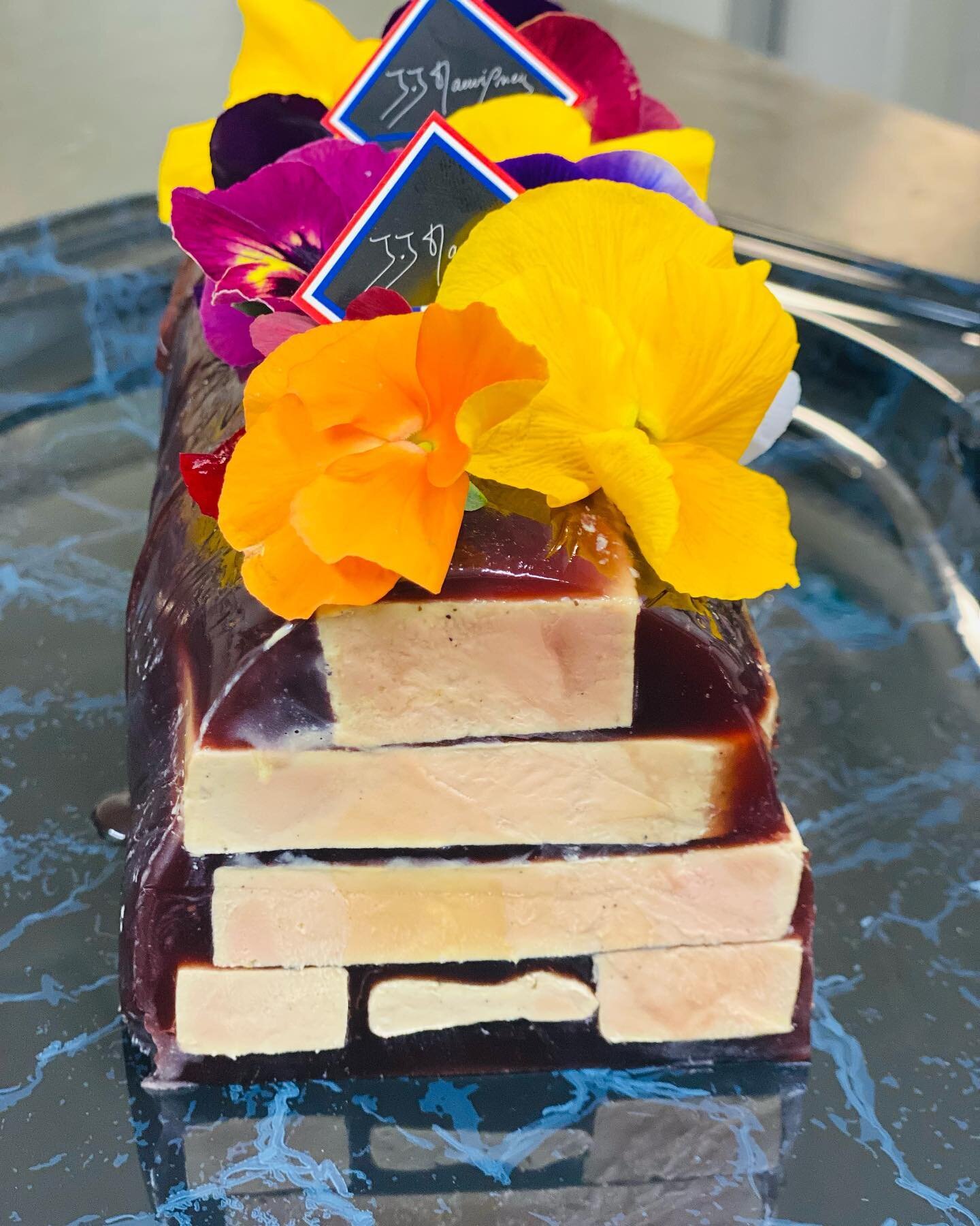 Terrine de #FoieGras de #Canard, gel&eacute;e de #portorouge.
Origine : #Landes
.
.
.
#traiteur #traiteurbordeaux #traiteurmerignac #bordeaux #merignac #capeyron #mof #🇫🇷 #joelmauvigney #jauffreymauvigney #mauvigney 

&copy; #traiteurmauvigney