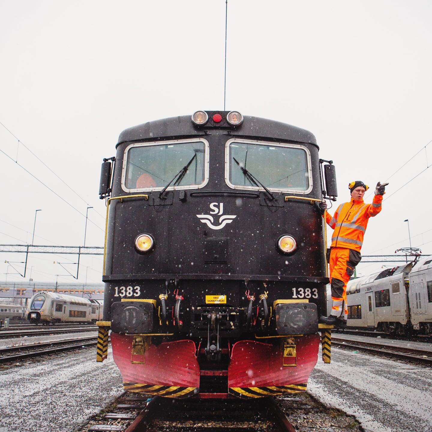 Fotograferat reportage om lokf&ouml;rarbristen till senaste numret av tidningen Publikt f&ouml;r fackf&ouml;rbundet ST. Bl&ouml;tsn&ouml;n bl&aring;ste kraftigt horisontellt i allas ansikten och t&aring;get vi skulle f&aring; &aring;ka med fr&aring;n