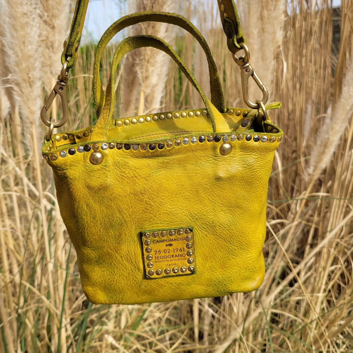 Nieuwe collectie Campomaggi in schitterend citron !
Je kunt deze tas ook cross body dragen! &euro;299.=