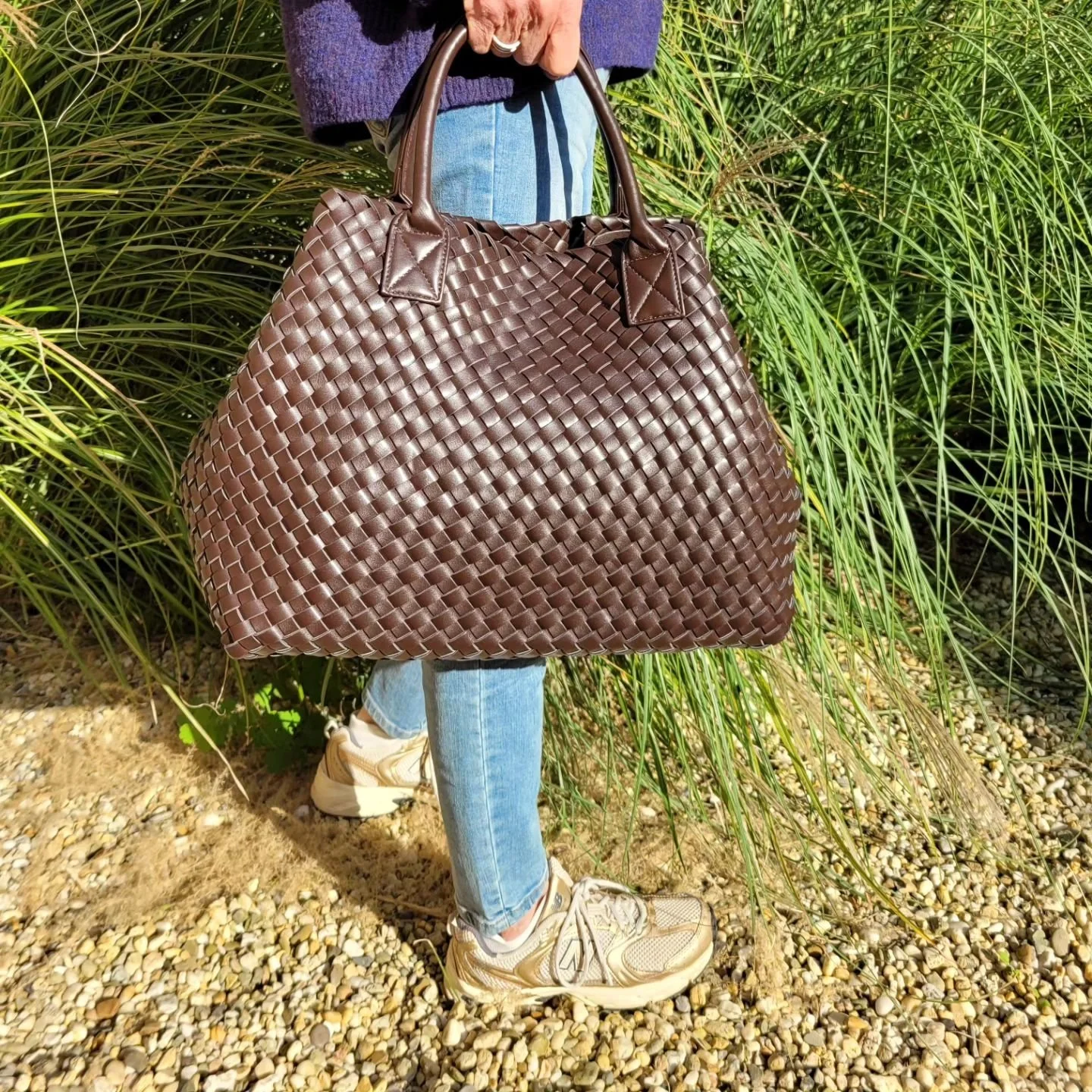 Mooie gevlochten shopper waar je 2 verschillende modellen van kunt maken.  Verkrijgbaar in donker bruin,  cognac en brons.&euro;79.95