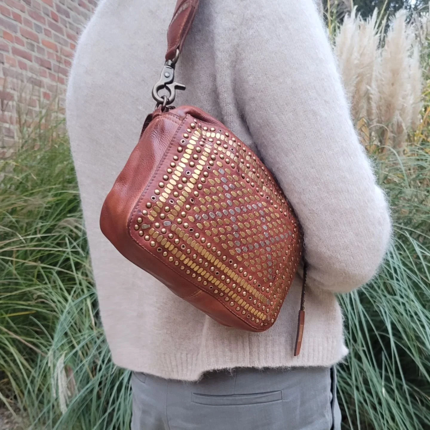 Kom jij gezellig shoppen vandaag? Wij zijn open van 12.00-17.00 uur! Leren tas met studs van Biba Barcelona &euro;99.95 #steenwegsittard
