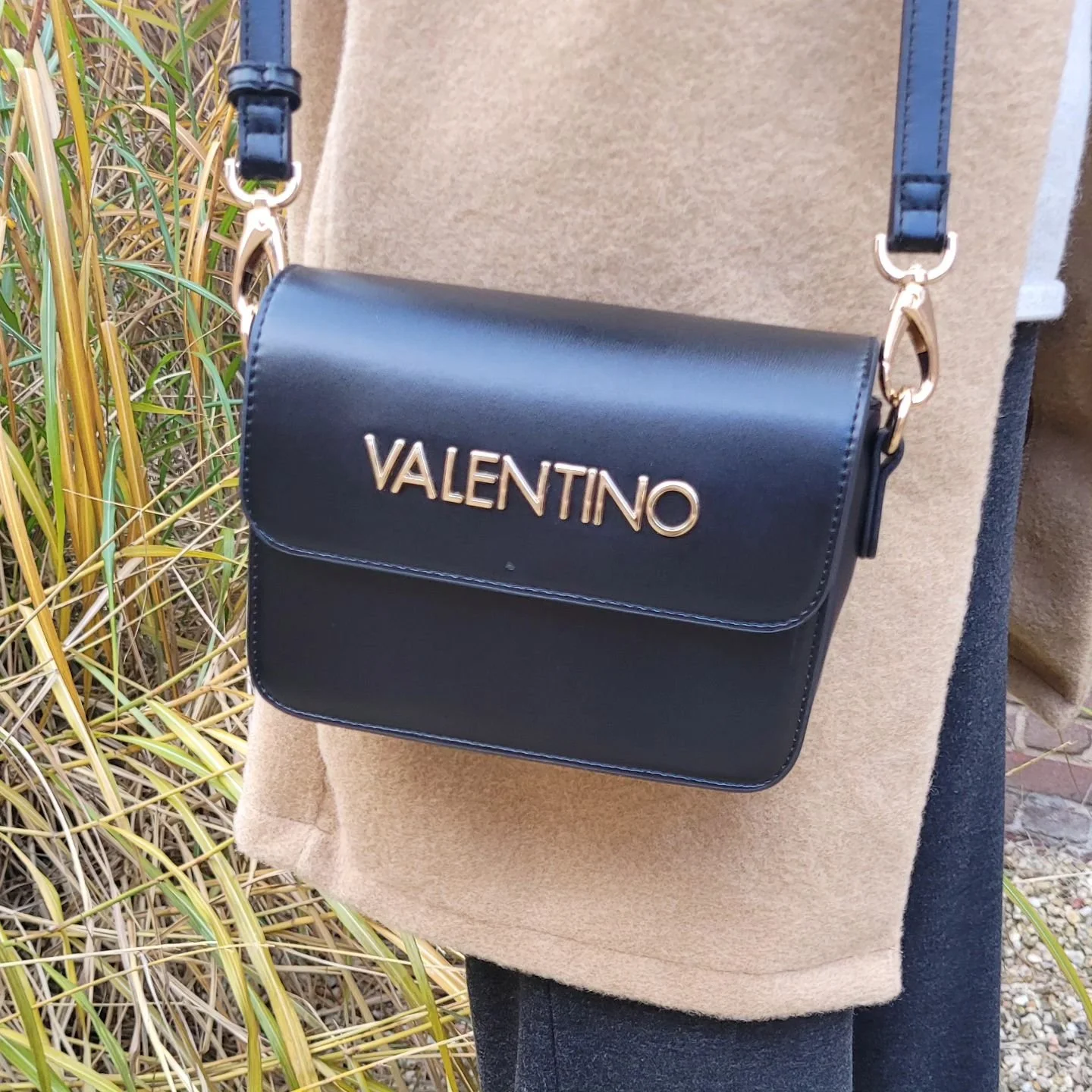 Ruime keuze in Valentino handbags! Deze tas in verschillende kleuren &euro;115.= In december zijn wij elke zondag open van 12.00-17.00uur #steenwegsittard