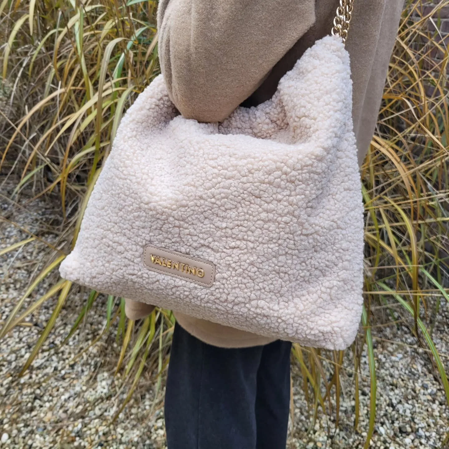Shopper in teddy &euro;139.99. Kom jij vandaag gezellig shoppen? Wij zijn open van 12.00-17.00uur. Gratis parkeren op zondag. #steenwegsittard #sittardgenietenvoorop