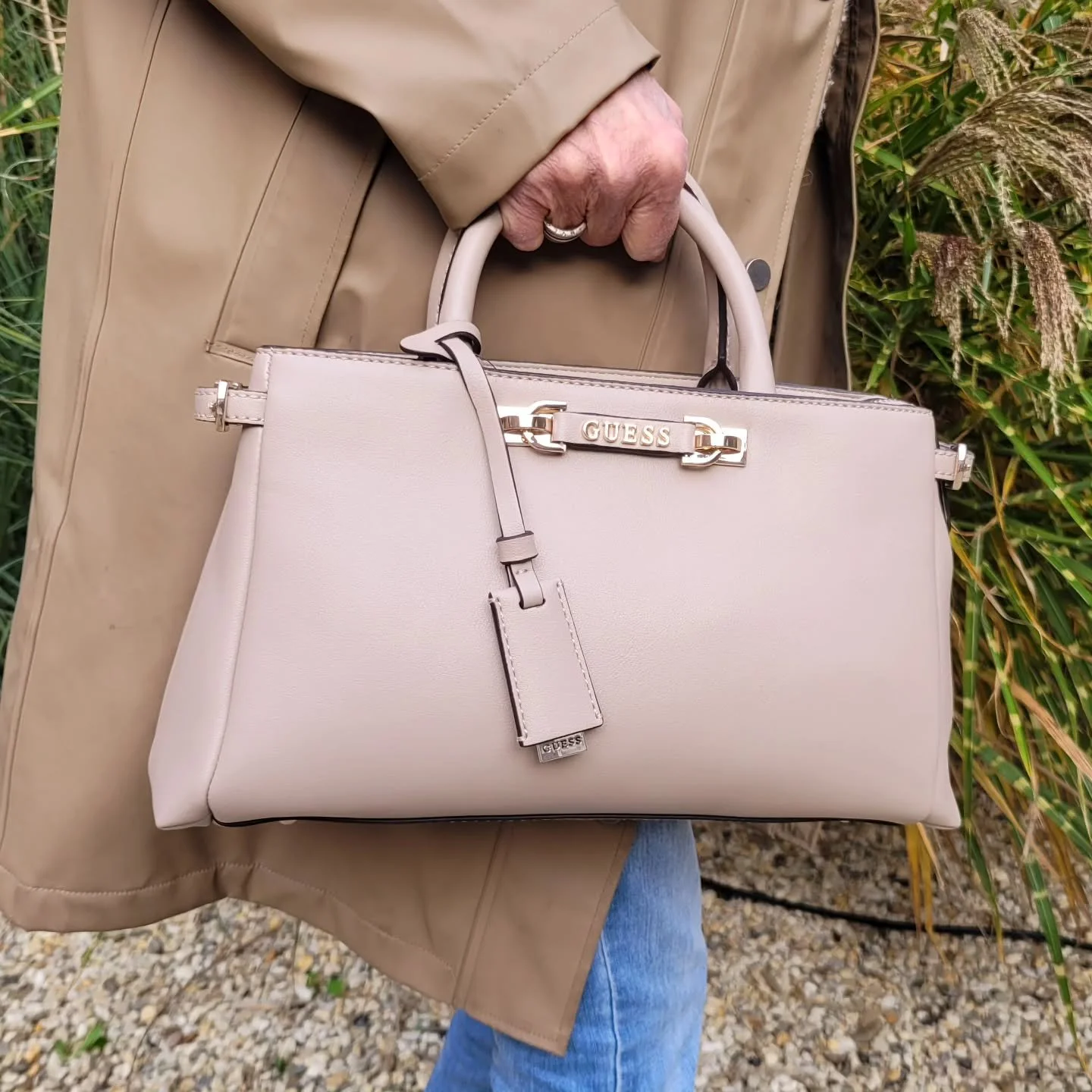 Tas van Guess met meerdere vakken en schouderband &euro;155.= #steenwegsittard #parkeerplaatssteenwegbereikbaar