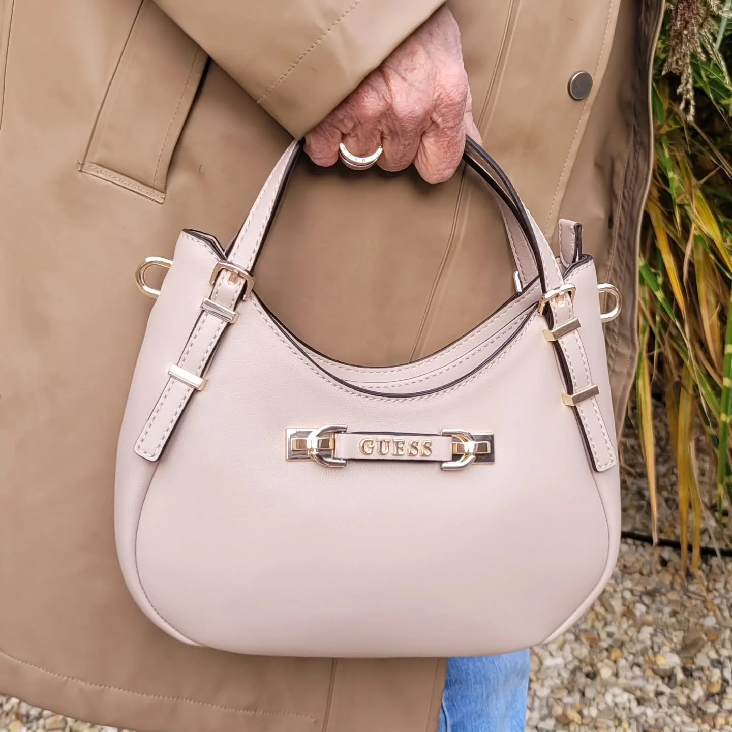 Deze tas is ook leuk om crossbody te dragen! 
Ook in ecru &euro;135.=