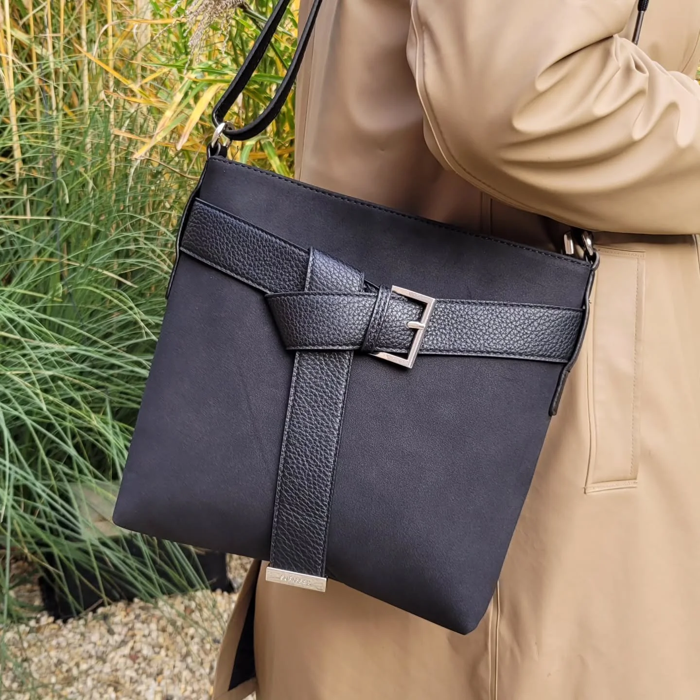 Schoudertas in su&egrave;dine &euro;49.99 #steenwegsittard #parkeerplaatssteenwegbereikbaar