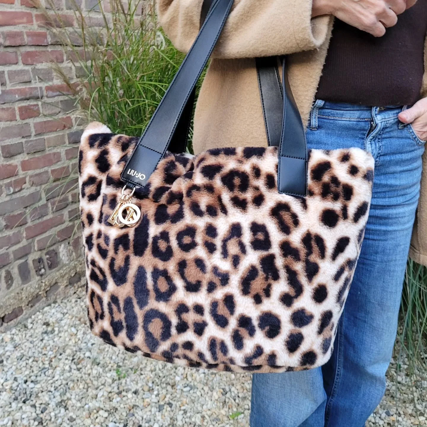 Fur shopper in luipaard print &euro;139.=