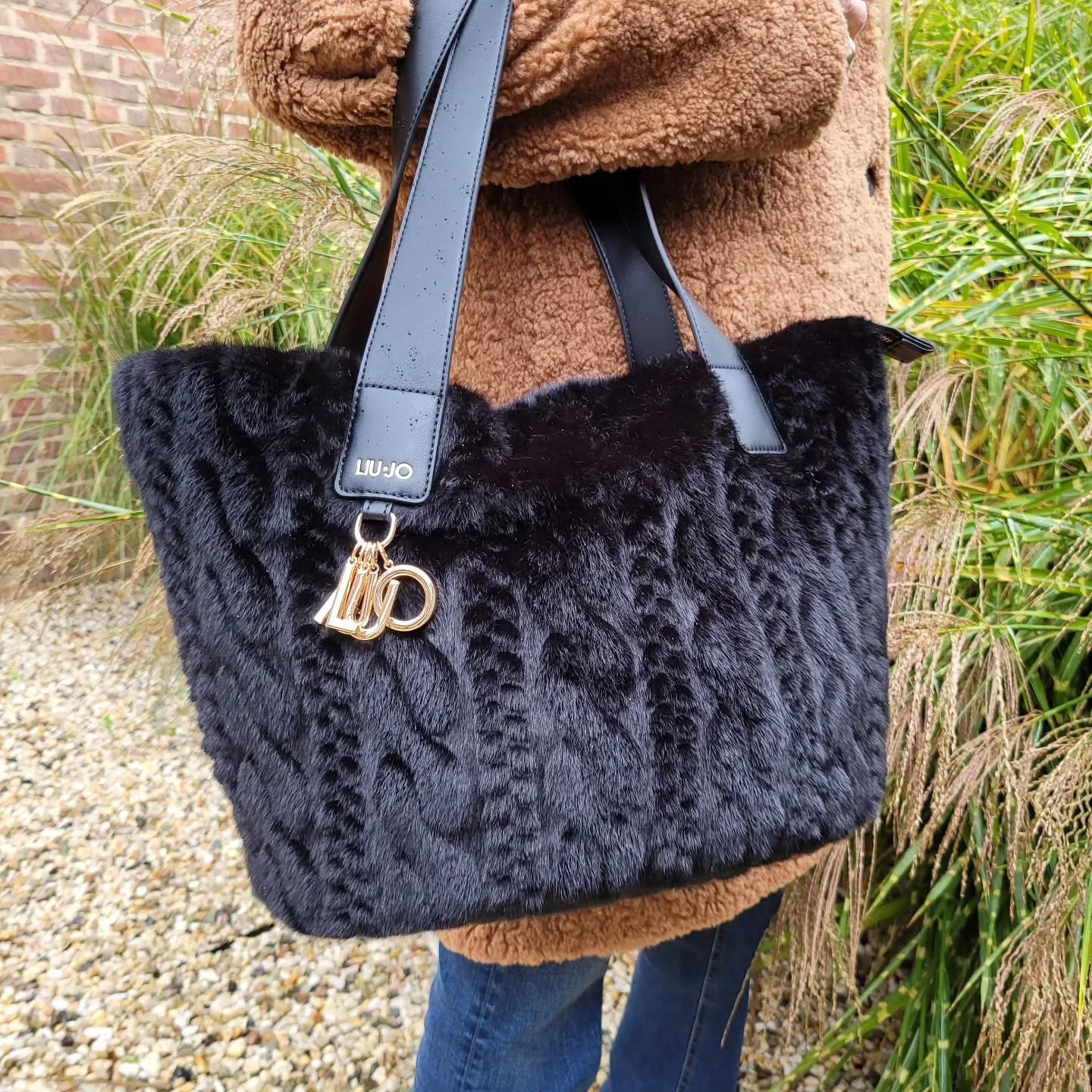 Shopper van Liu Jo in fur &euro;139.=#steenwegsittard #parkeerplaatssteenwegbereikbaar