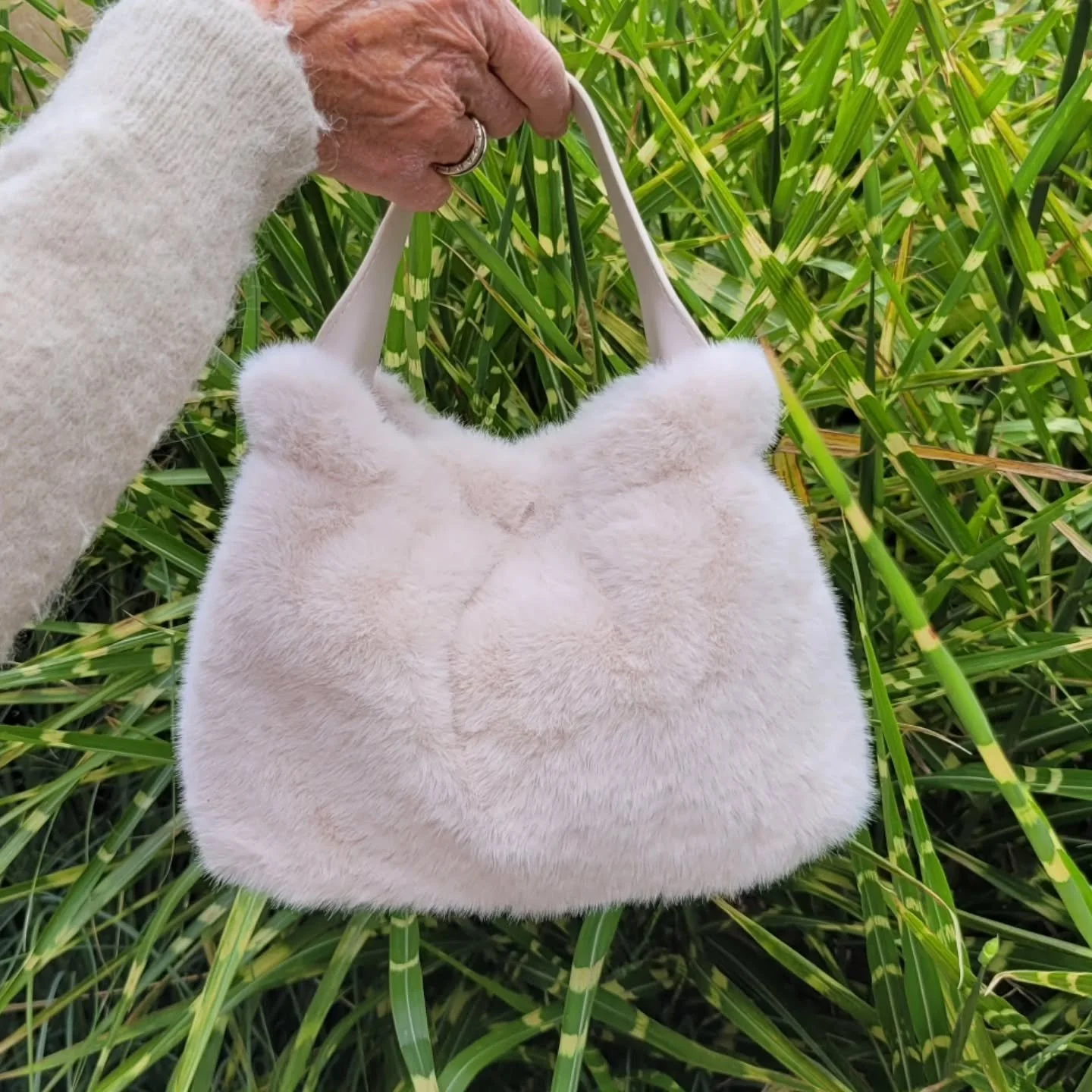 Deze tasjes in fur zijn een echte &quot;musthave&quot;! &euro;29.95 Vandaag zijn wij open van 12.00-17.00uur.  Kom jij gezellig shoppen?
#steenwegsittard #parkeerplaatssteenwegbereikbaar