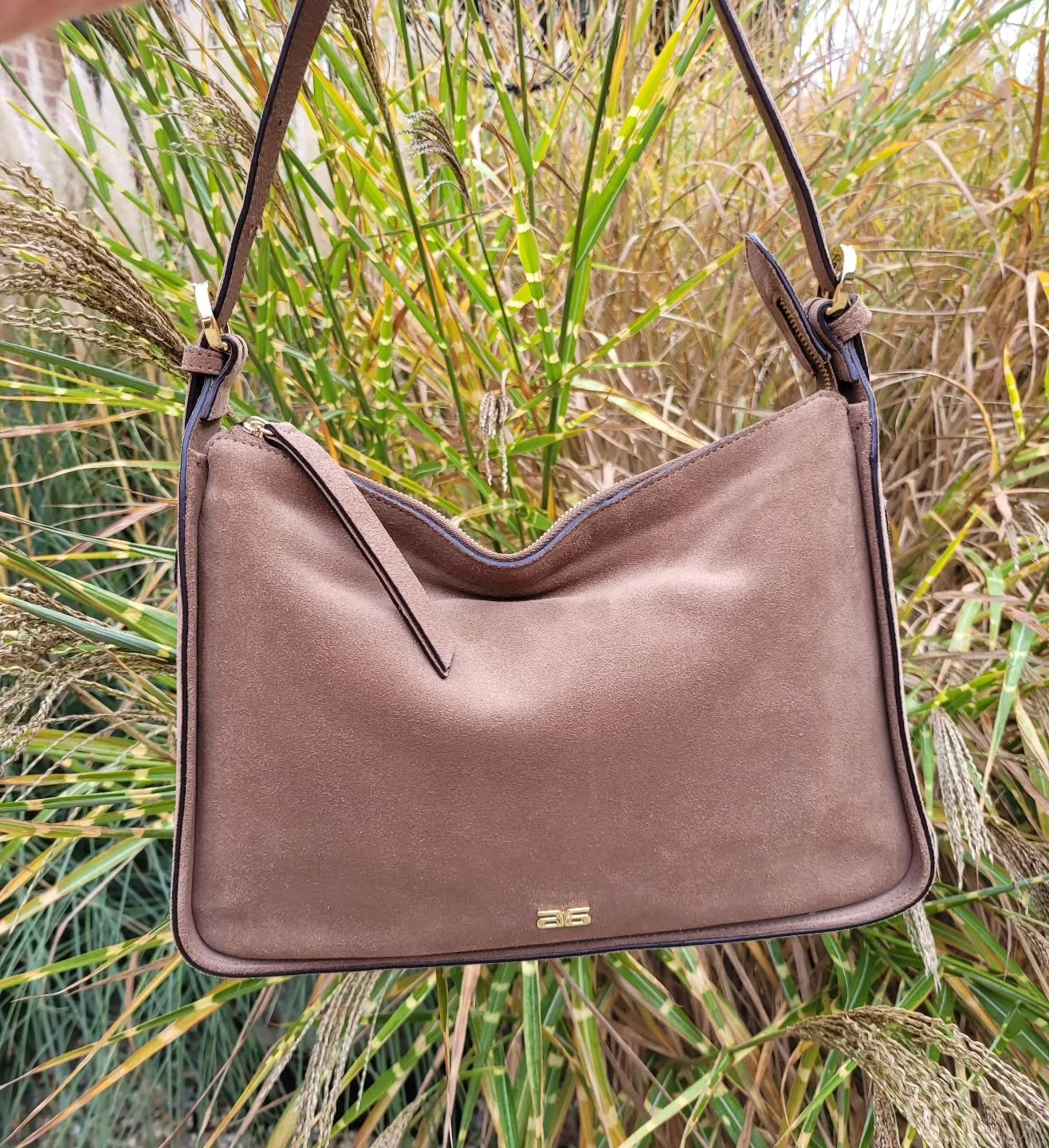 Stijlvolle su&egrave;de tas in een zachte camel kleur &euro;279.= #steenwegsittard #parkeerplaatssteenwegbereikbaar