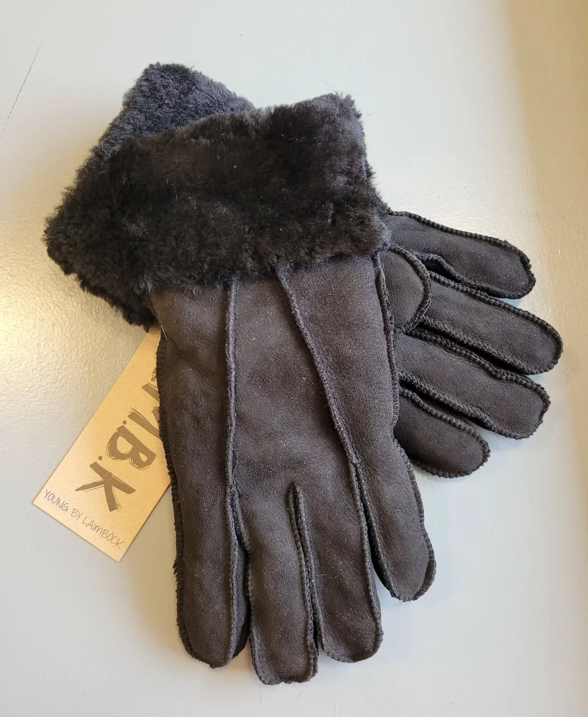 Deze warme handschoenen &euro;49.99! Kom jij vandaag gezellig shoppen in Sittard? Vandaag KOOPZONDAG van 12.00-17.00uur! #steenwegsittard#parkeerplaatssteenwegbereikbaar