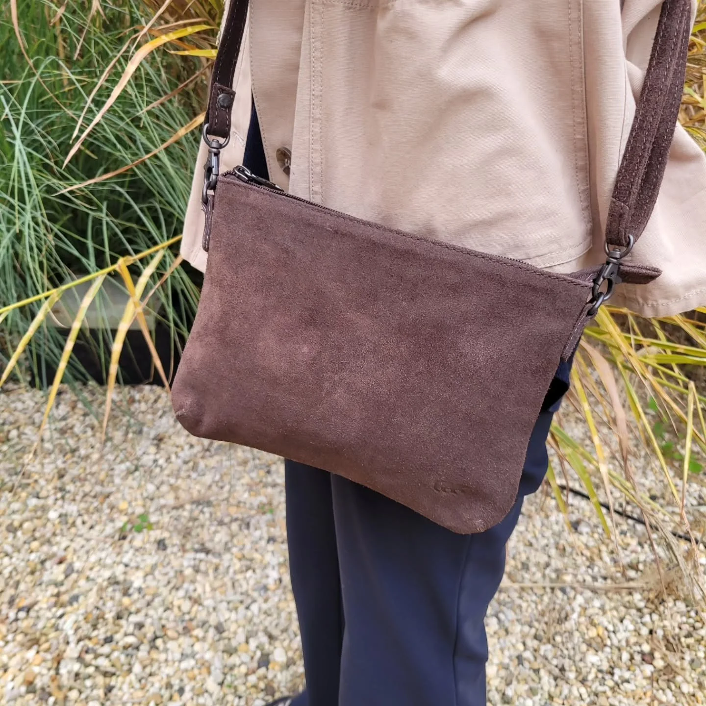 Su&egrave;de leren tas van Bear Design. Verkrijgbaar in d.bruin of cognac. &euro;50.=#steenwegsittard #parkeerplaatssteenwegbereikbaar