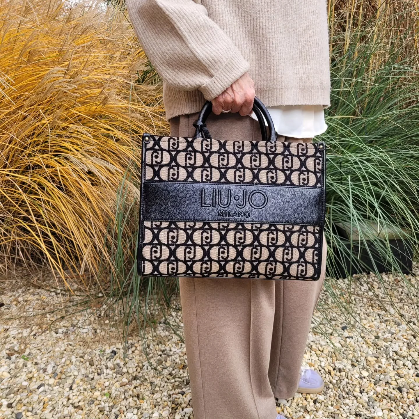 Ruime tas van LiuJo &euro;159.=. Kom jij gezellig kerstinkopen doen in Sittard? Wij zijn tot aan kerst elke dag geopend!
#kerststraatjessittard #steenwegsittard #parkeerplaatssteenwegbereikbaar