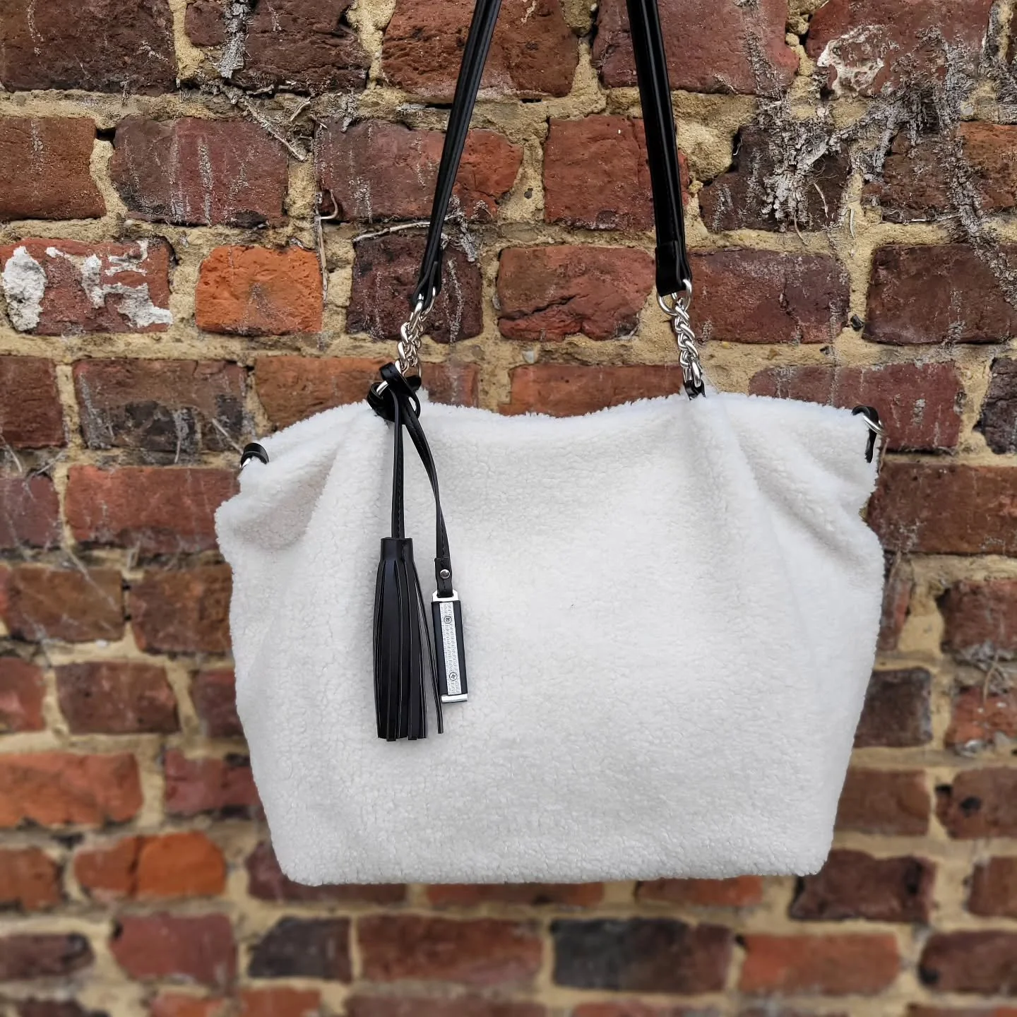 We hebben deze tas in Teddy ook nog een maatje kleiner en ook in zwart &euro;59.99 en &euro;49.99