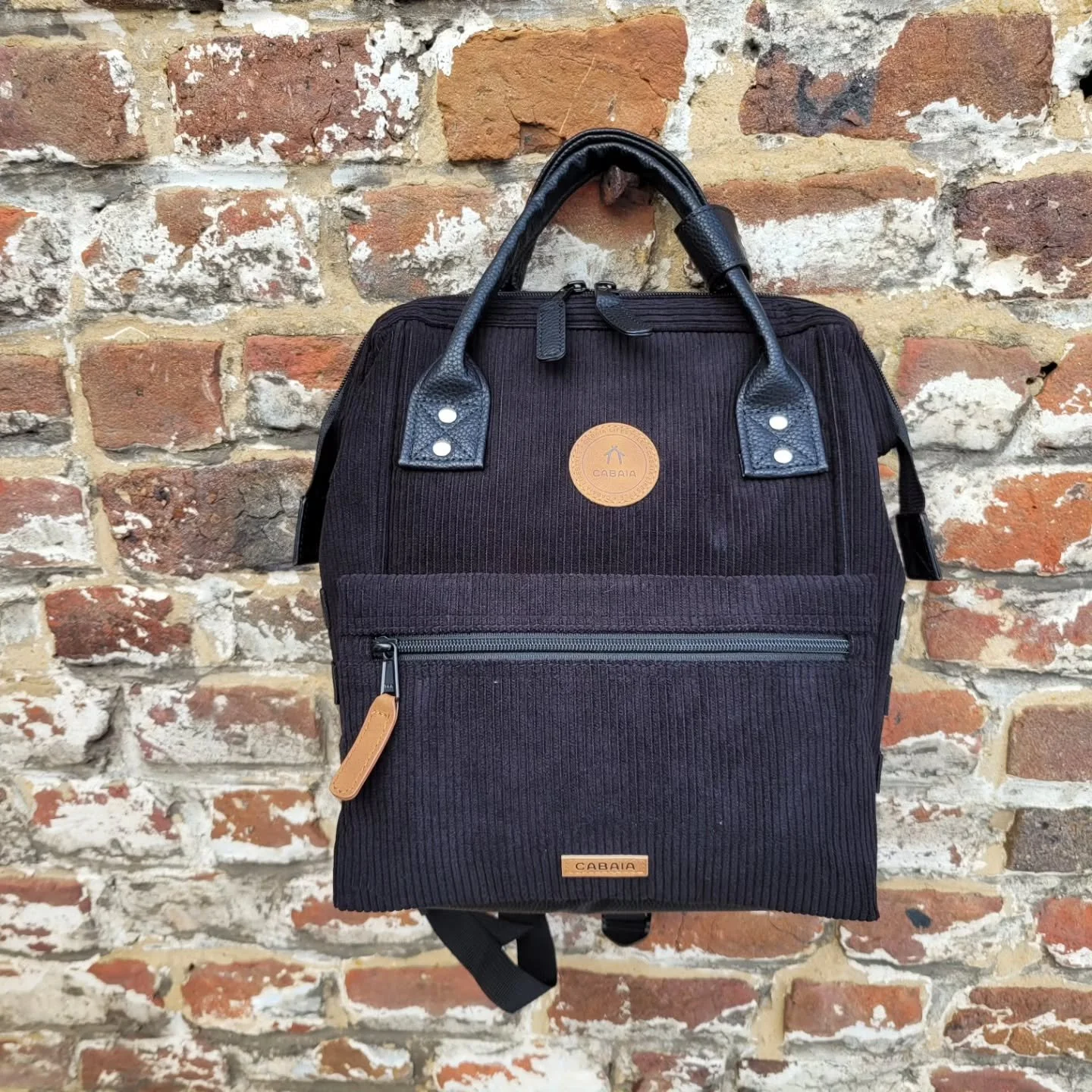 Nieuw bij ons verkrijgbaar het merk Cabaia! Praktische rugzakken in diverse uitvoeringen.  Deze in velvet uitvoering kost &euro;79.=