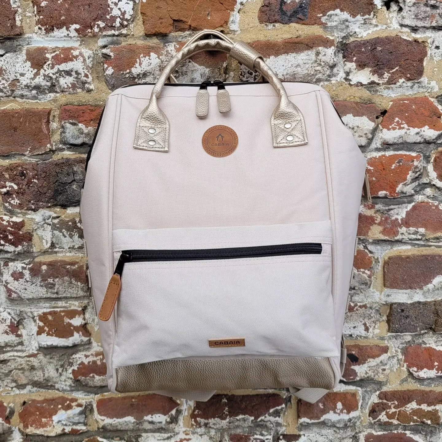 Rugzak van Cabaia met heel veel handige opbergvakjes!&euro;89=