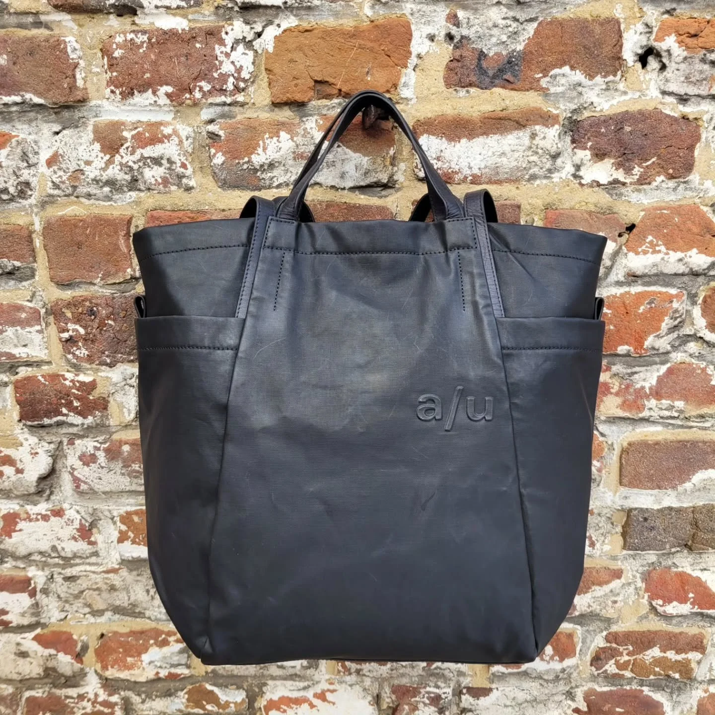 Ruime shopper/ werktas van A/U. Gemaakt van gecoat canvas en afgewerkt met leer. &euro;139.95