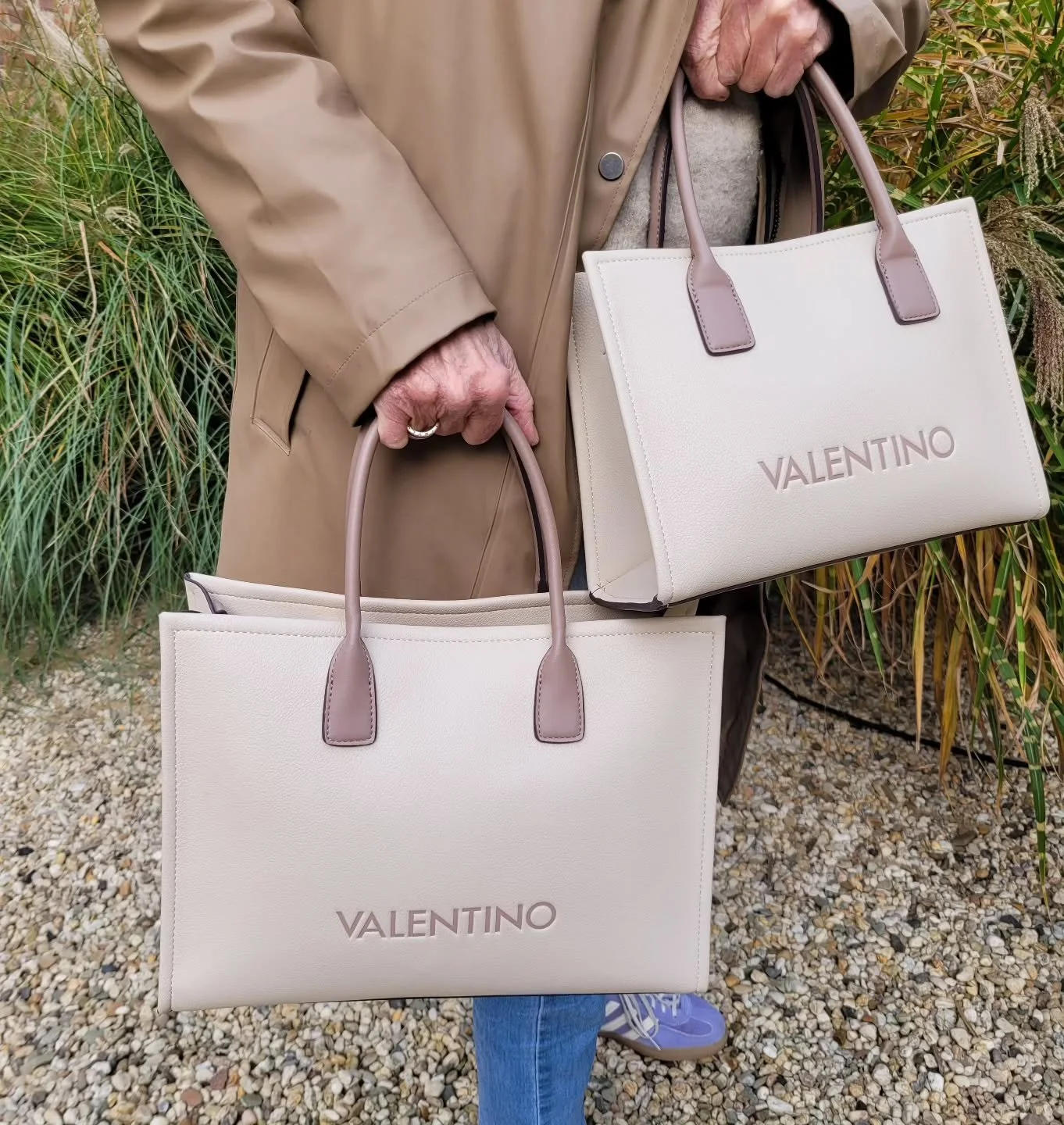 Shopper in ecru met taupe afwerking. &euro;155.= en &euro;169.99