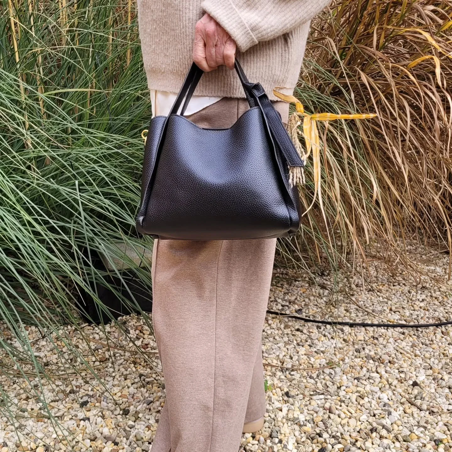 Eenvoudige maar stijlvolle tas. Ook in ecru, camel en zacht groen! &euro;69.99