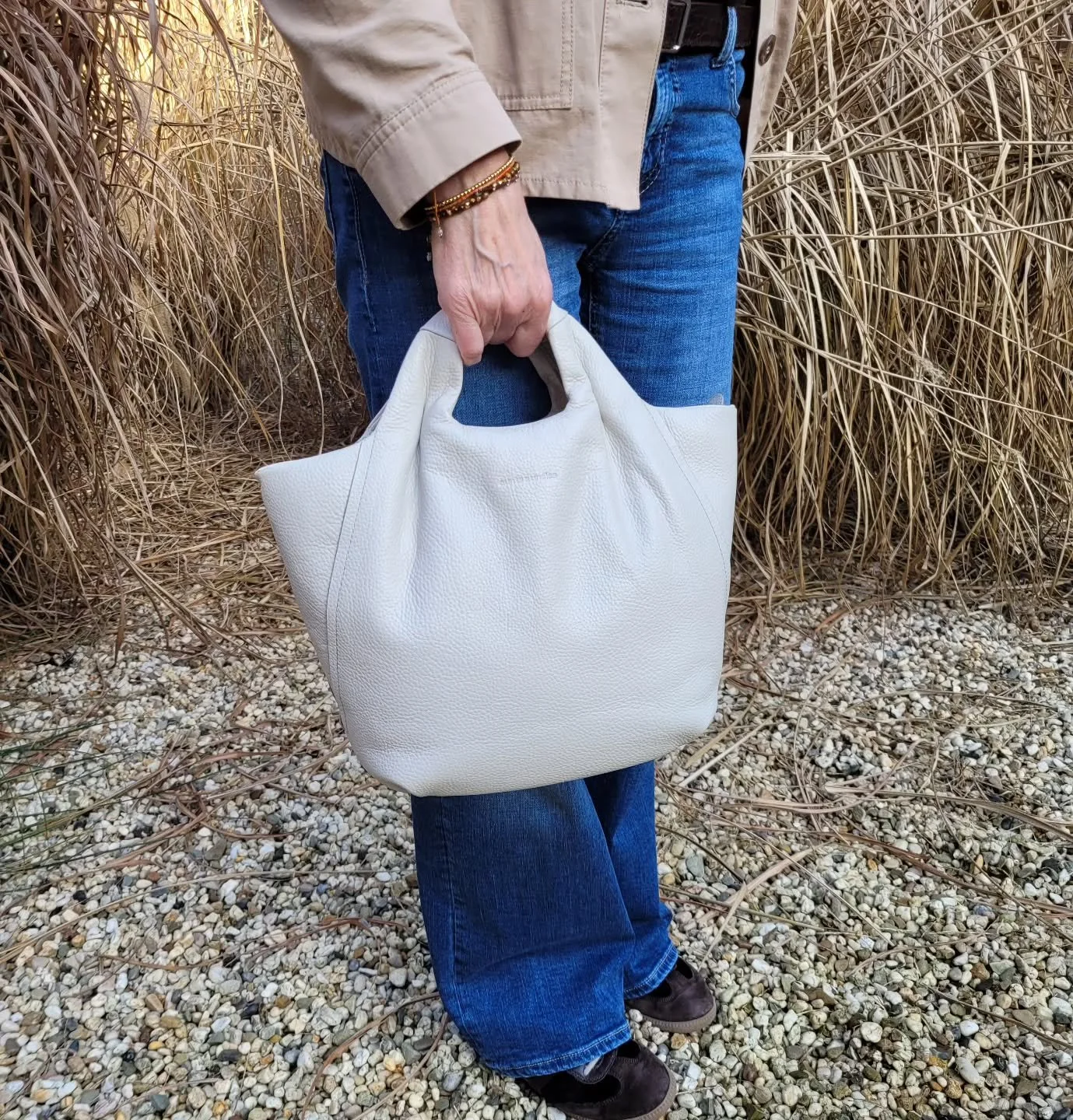 Deze tas is uit de nieuwe collectie van Aunts&amp;Uncles. Soepel leer met lange schouderband!&euro;189.95