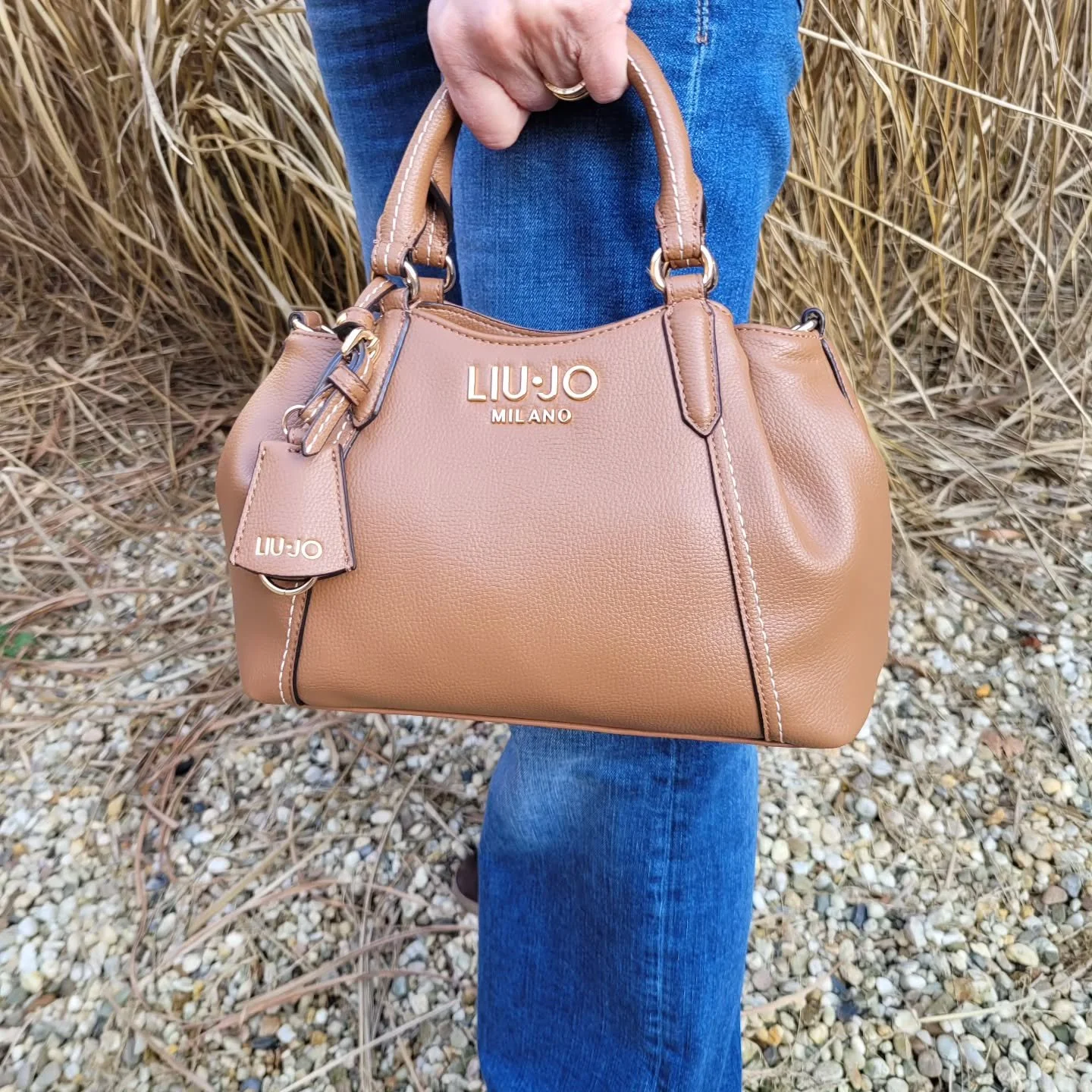 Deze tas van Liu Jo hebben we in 2 maten! Dit is de kleinere van &euro;149.=
#steenwegsittard 
#parkeerplaatssteenwegbereikbaar