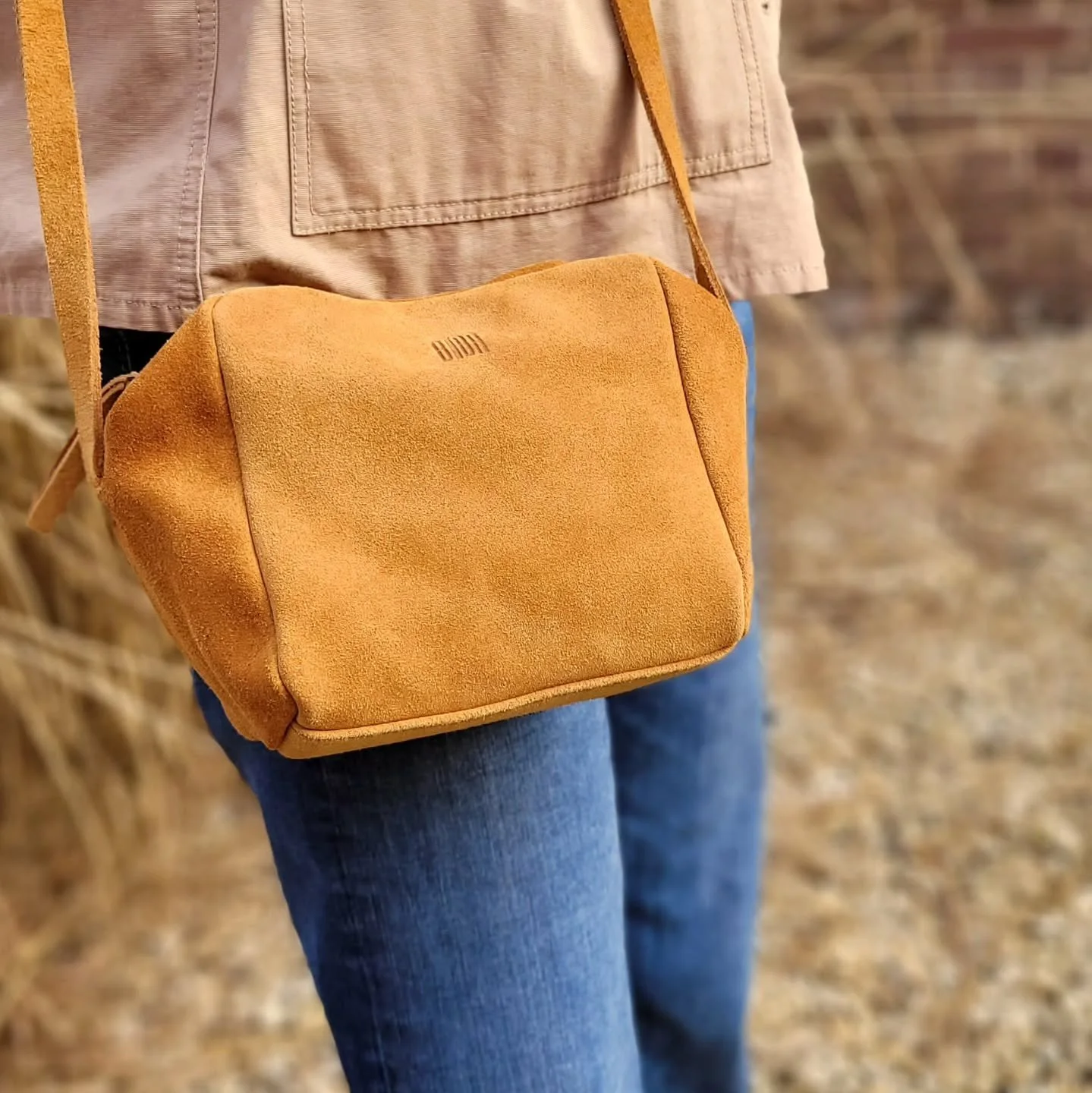 Su&egrave;de crossbody tas van Biba Barcelona. Verkrijgbaar in verschillende kleuren &euro;79.95
#steenwegsittard #parkeerplaatssteenwegbereikbaar