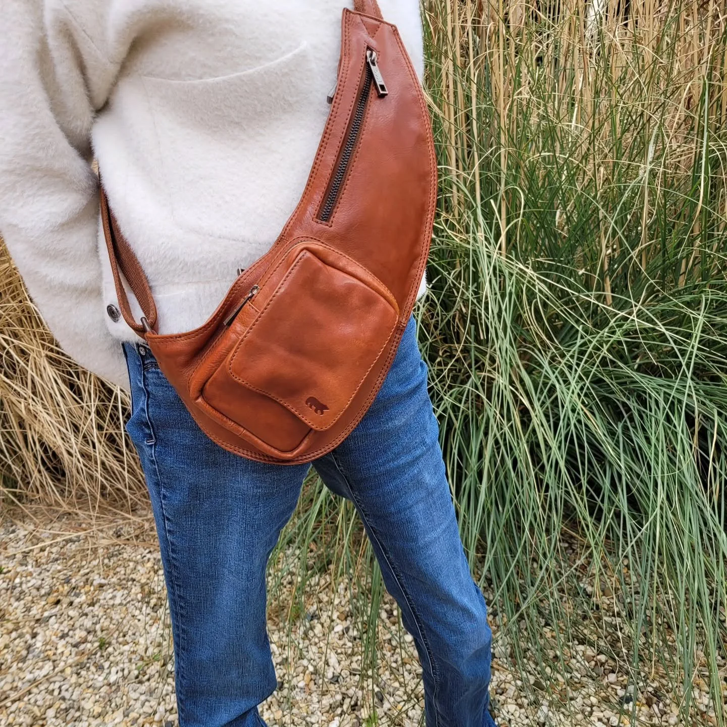 Praktisch en veilig is deze crossbody tas van Bear Design. In diverse kleuren &euro;110.=#steenwegsittard